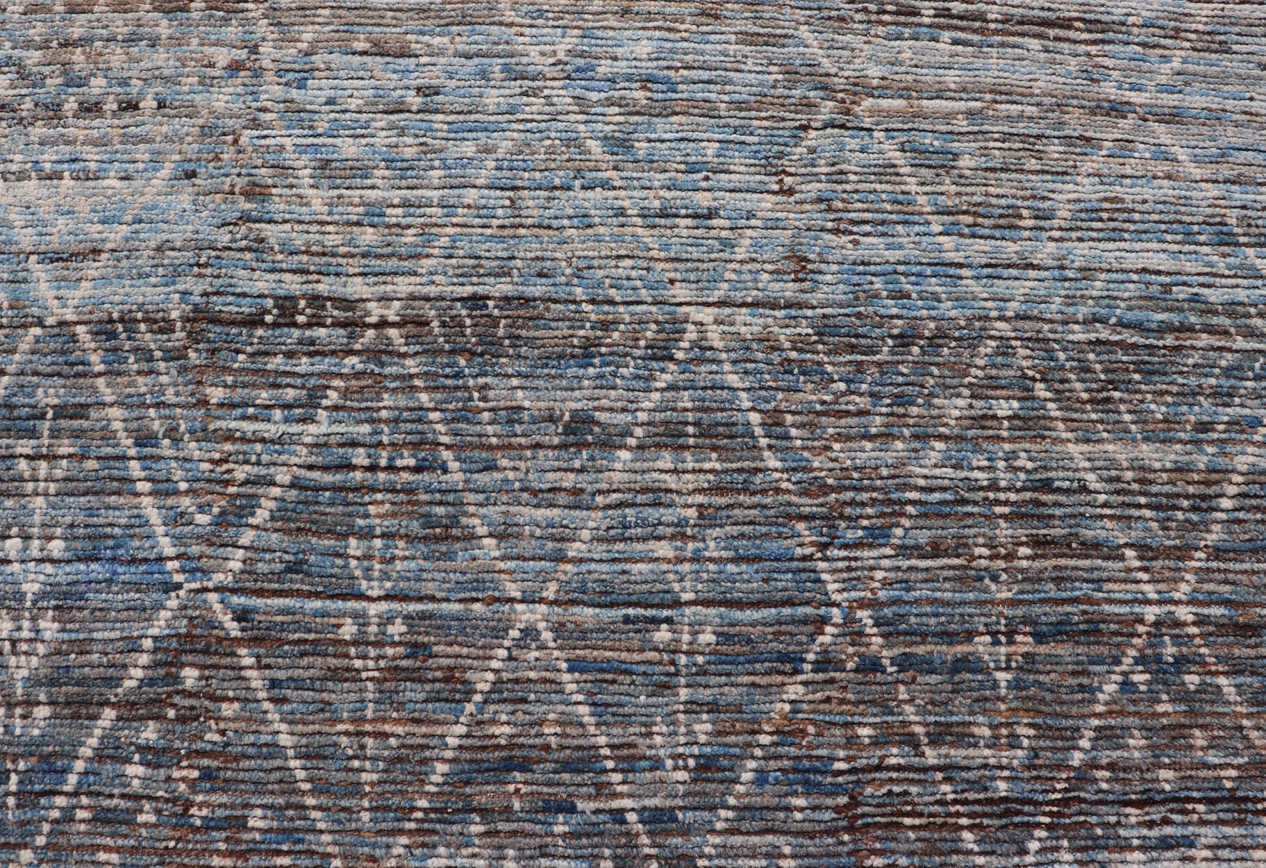 Moderner Tribal-Teppich aus Wolle mit subgeometrischem Design in Dunkelblau, Tan und Elfenbein. Keivan Woven Arts / Teppich SNK-1907, Herkunftsland / Art: Afghanistan / Modern Casual, etwa Anfang des 21. Jahrhunderts.
Maße: 6'10 x 9'2 
Dieser