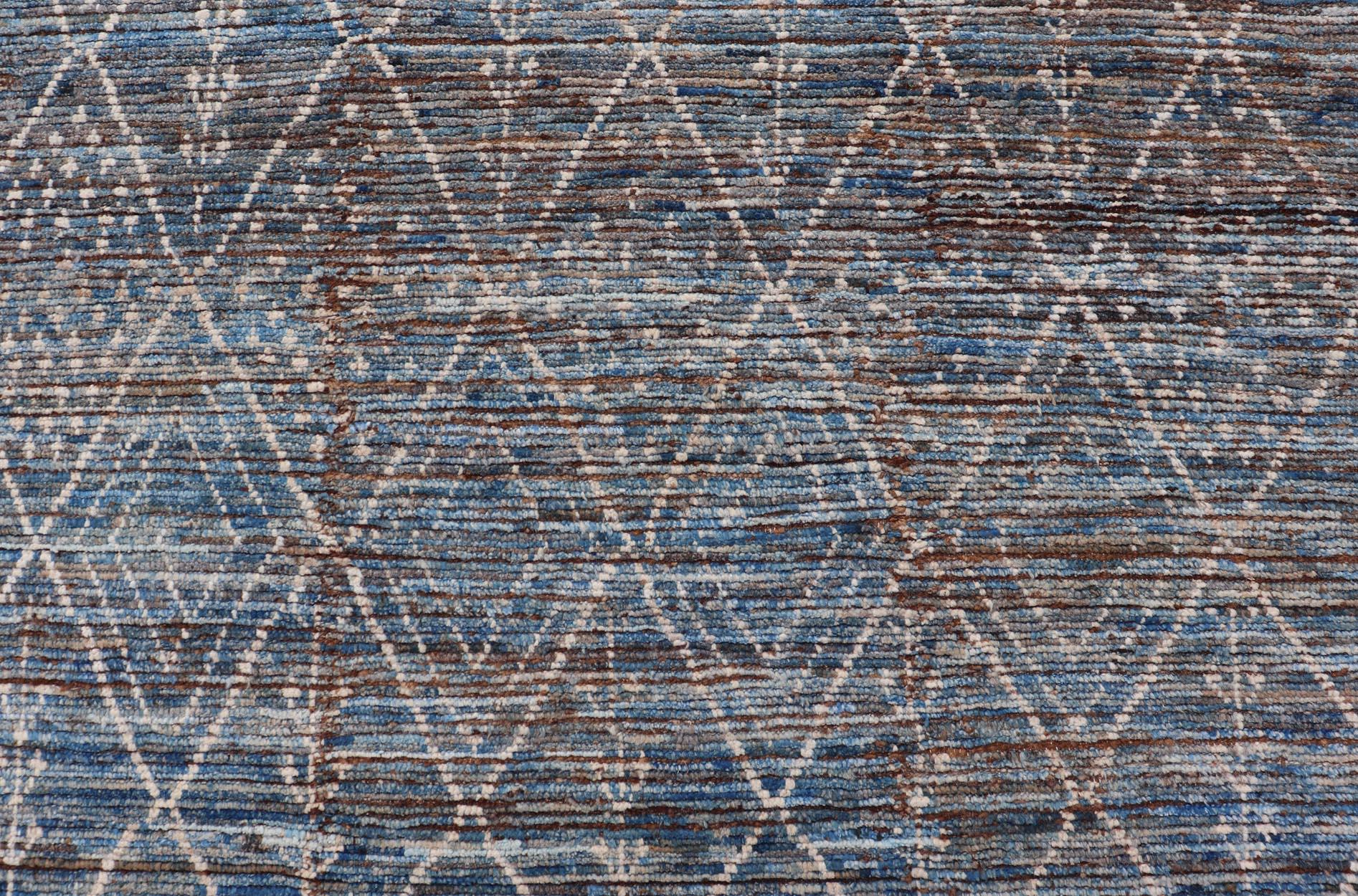 Moderner Stammesteppich aus Wolle mit subgeometrischem Design in Dunkelblau, Tan und Elfenbein (21. Jahrhundert und zeitgenössisch) im Angebot
