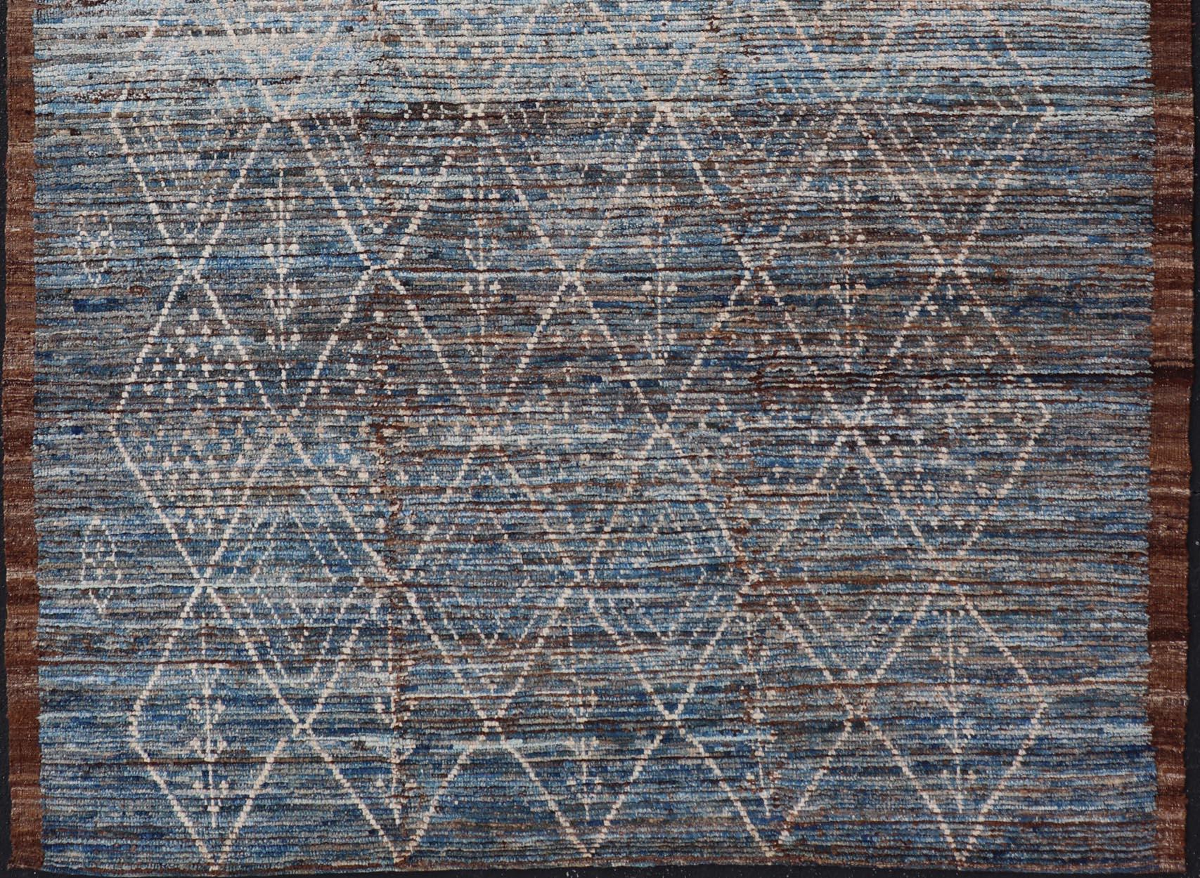 Alfombra tribal moderna de lana con diseño subgeométrico en azul oscuro, tostado y marfil en venta 1