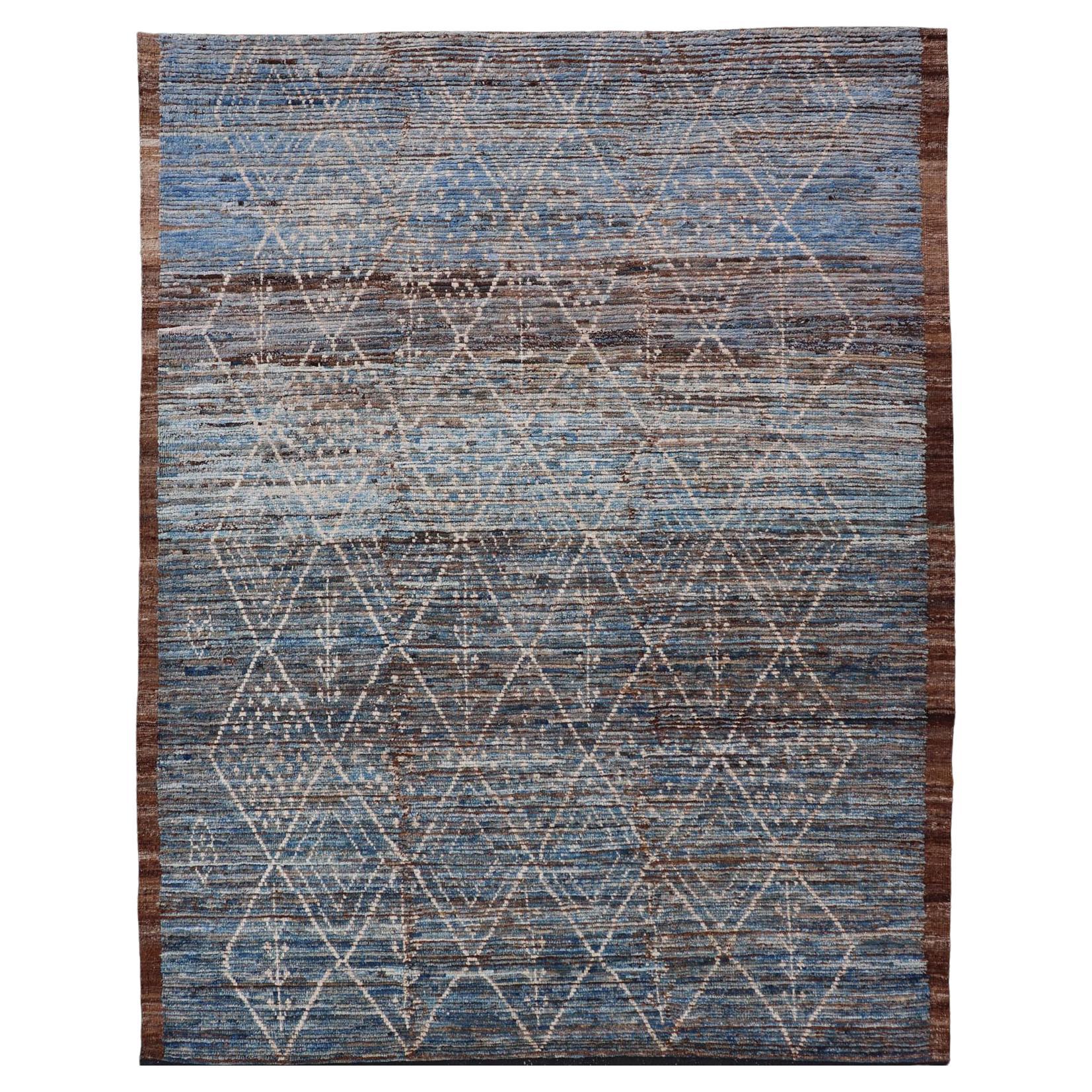 Moderner Stammesteppich aus Wolle mit subgeometrischem Design in Dunkelblau, Tan und Elfenbein