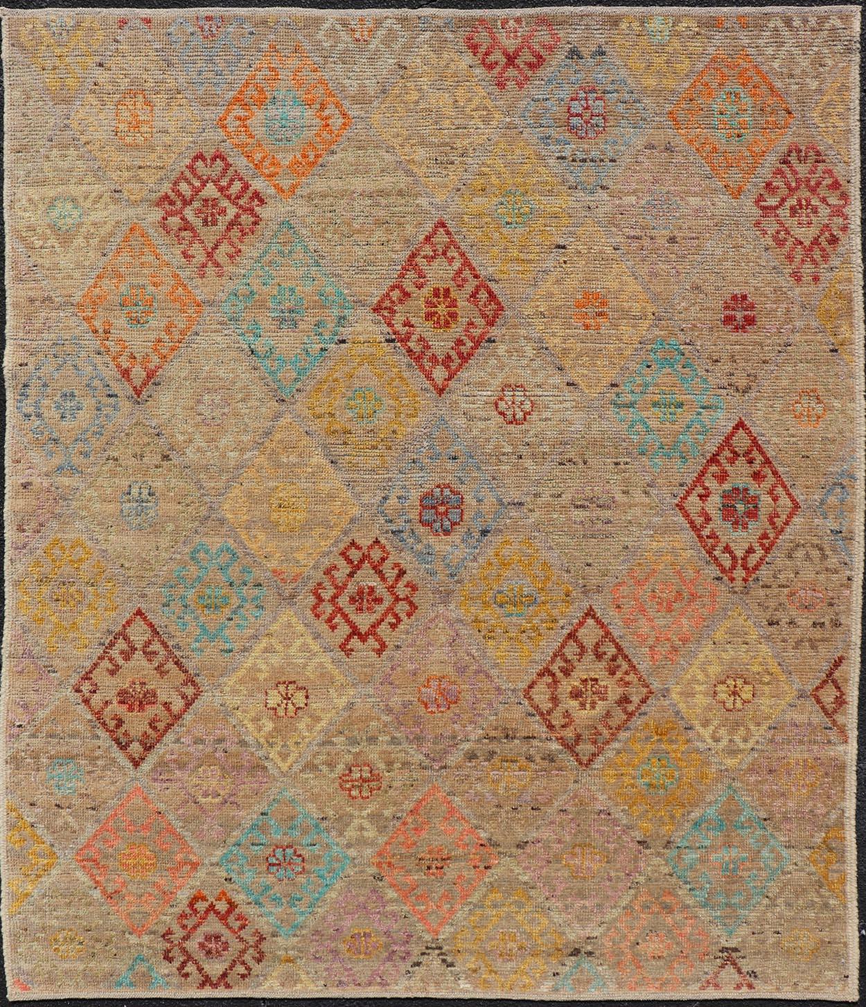Moderner Stammesteppich aus Wolle mit subgeometrischem Rautenmuster in verschiedenen Farben