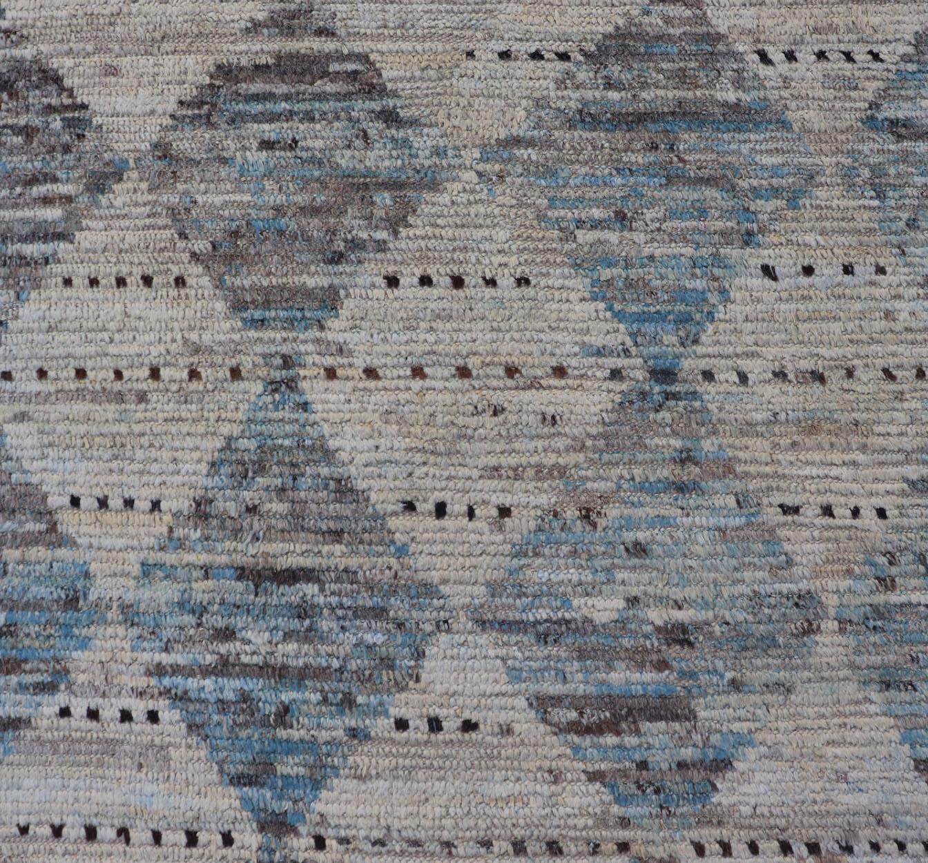 Mesures : 3'1 x 7'10 
Tapis de course moderne de style tribal par Keivan Woven Arts Design/One en crème et bleu. Keivan Woven Arts, tapis AFG-39463, pays d'origine / type : Afghanistan / Modern Casual, circa Early-21th Century. 
Ce chemin de table