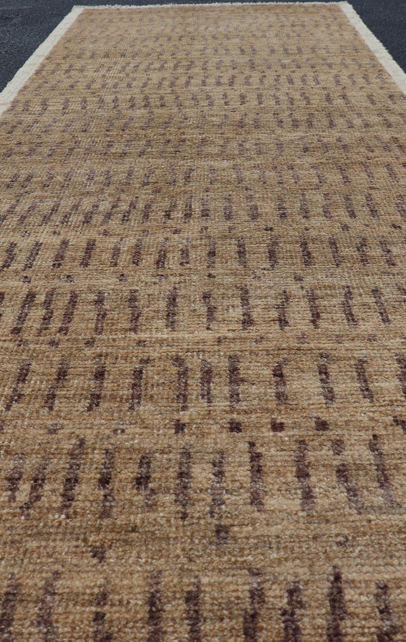Misure: 3'1 x 9'8 
Tappeto moderno tribale con beige caldo e marrone tenue 3'1 x 9'8  
Keivan Woven Arts; tappeto AWR-161, paese d'origine/tipo: Afghanistan / Moderno casual, circa inizio XXI secolo.

Questo tappeto runner tribale moderno offre