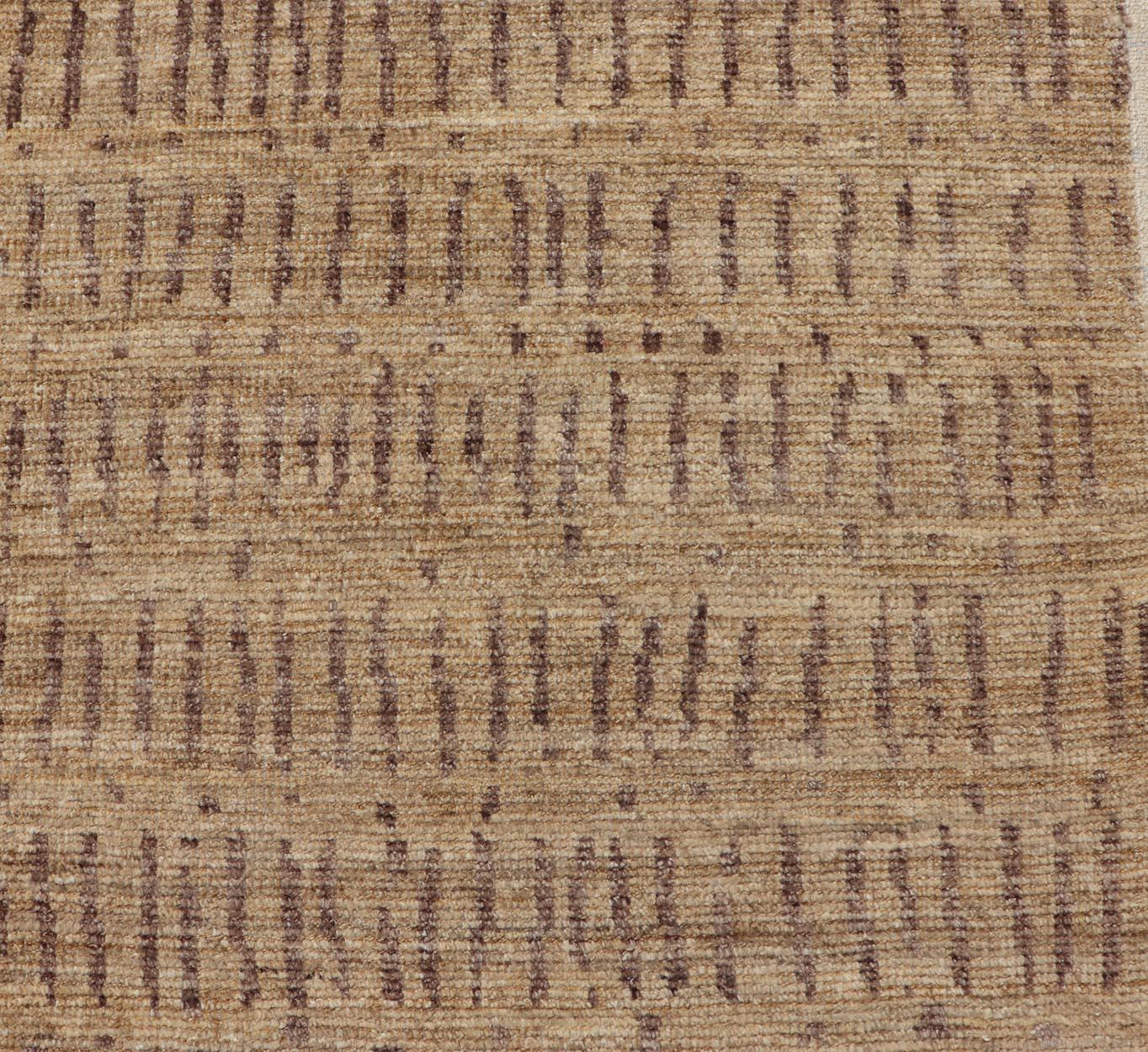 Moderno Tappeto moderno tribale con beige caldo e marrone tenue 3'1 x 9'8 in vendita
