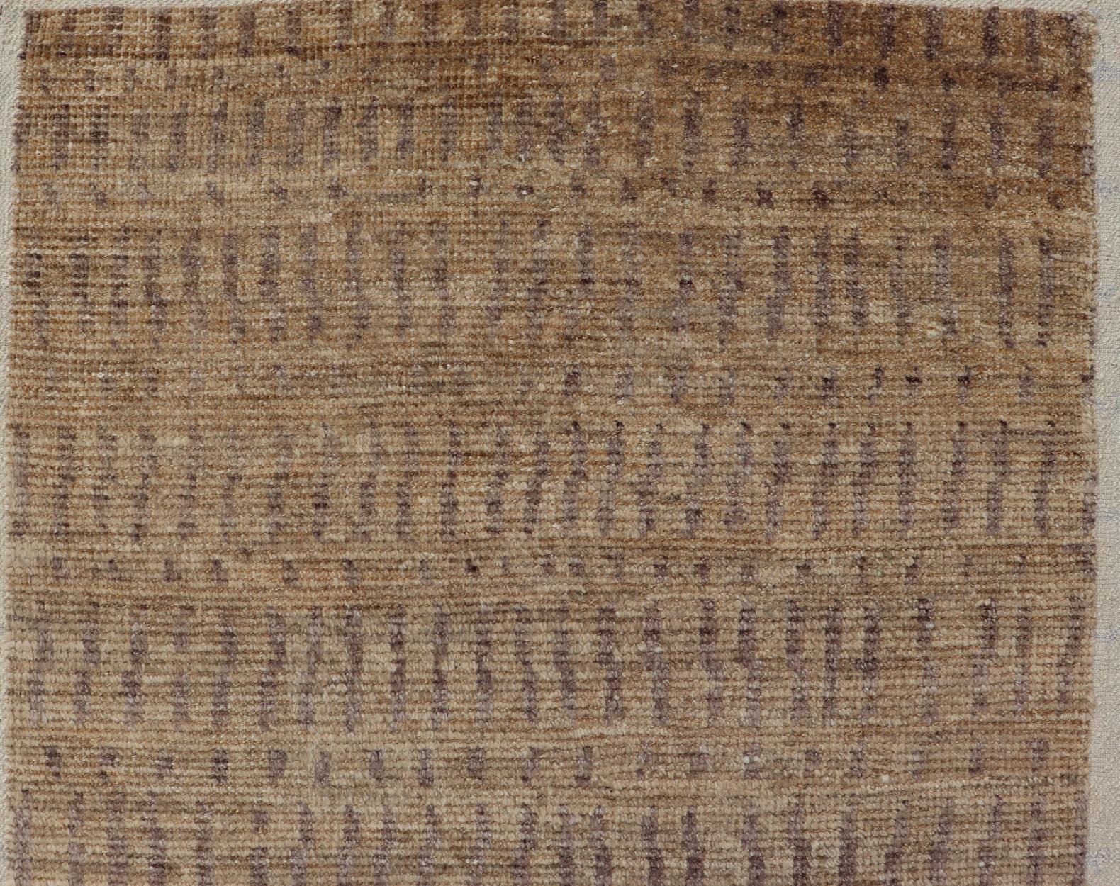 Annodato a mano Tappeto moderno tribale con beige caldo e marrone tenue 3'1 x 9'8 in vendita