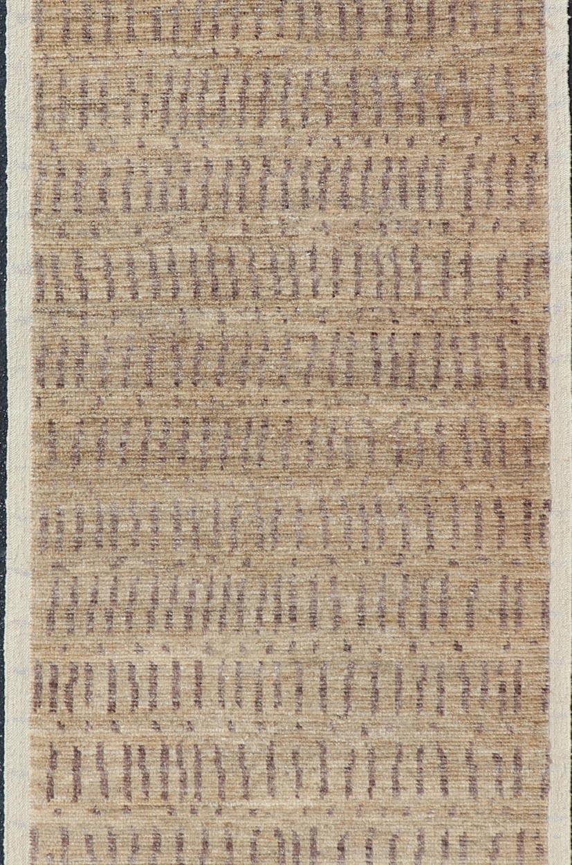 Tappeto moderno tribale con beige caldo e marrone tenue 3'1 x 9'8 In condizioni Nuovo in vendita a Atlanta, GA