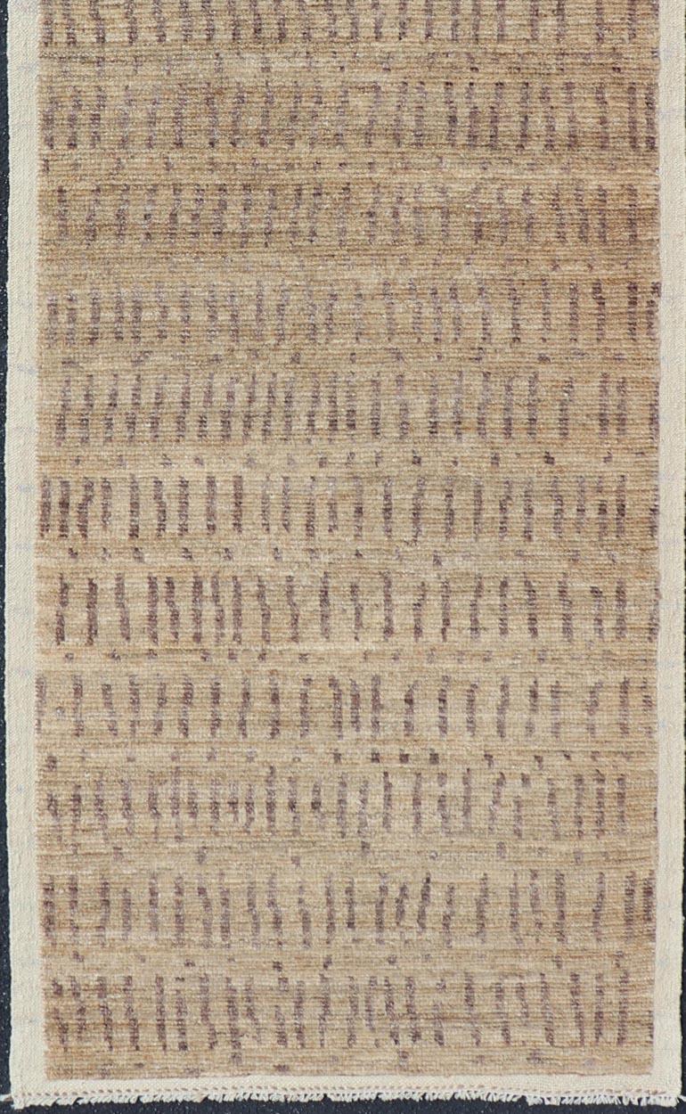 XXI secolo e contemporaneo Tappeto moderno tribale con beige caldo e marrone tenue 3'1 x 9'8 in vendita