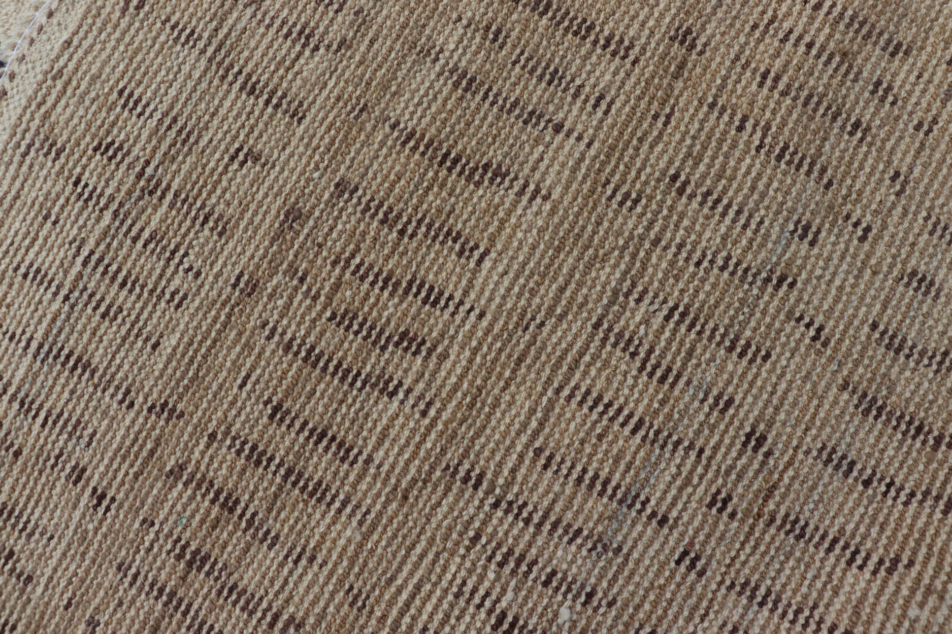 Lana Tappeto moderno tribale con beige caldo e marrone tenue 3'1 x 9'8 in vendita