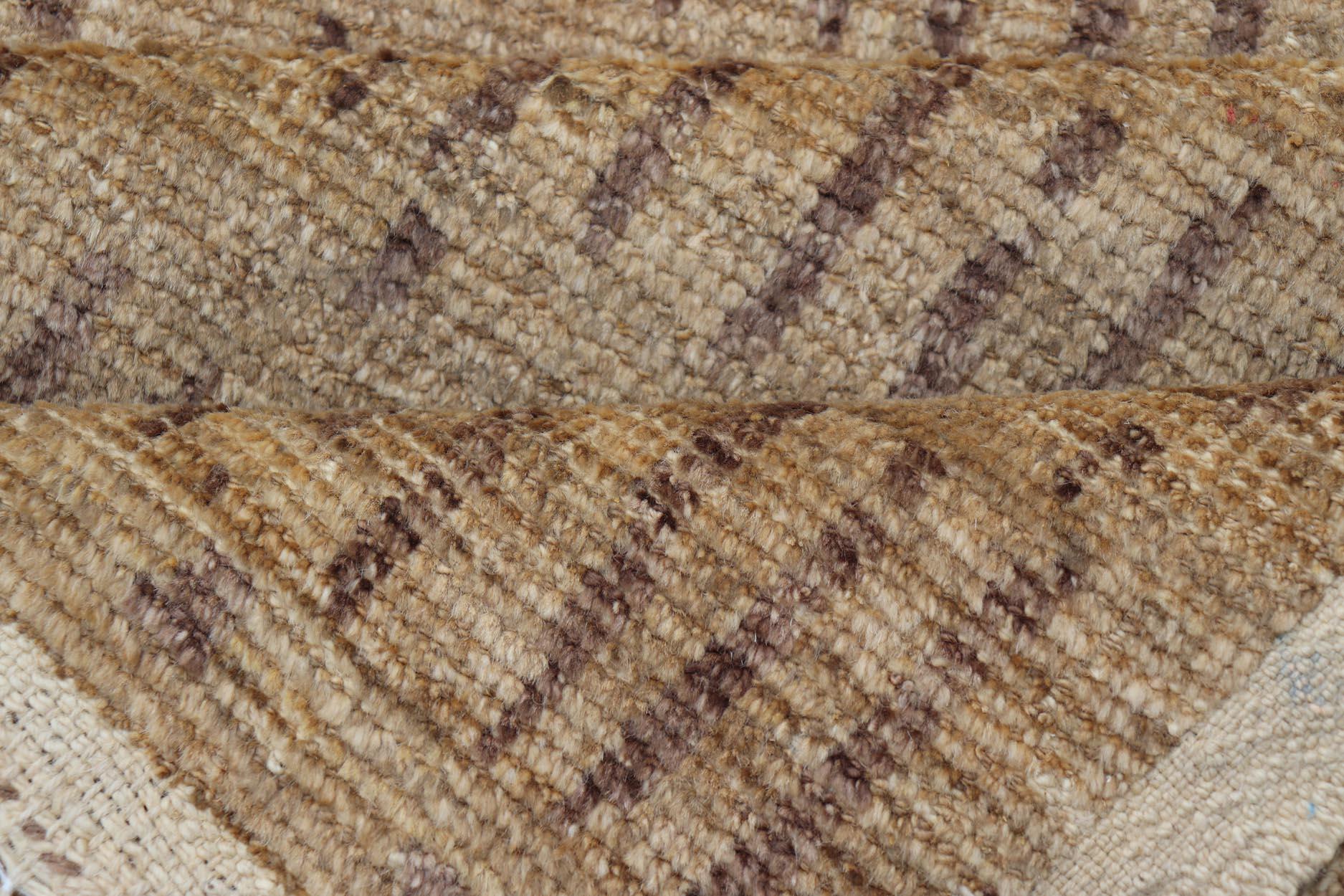 Tappeto moderno tribale con beige caldo e marrone tenue 3'1 x 9'8 in vendita 1