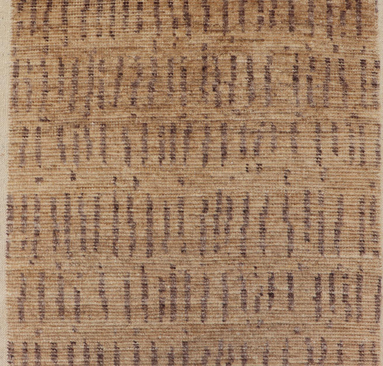 Misure: 3'1 x 12'2 
Tappeto tribale moderno con caldo beige dorato e sottile marrone 3'1 x 12'2. Keivan Woven Arts / tappeto/ AWR-162, paese d'origine/tipo: Afghanistan / Moderno casual / Marocchino, circa 21° secolo. 

Questo moderno tappeto runner