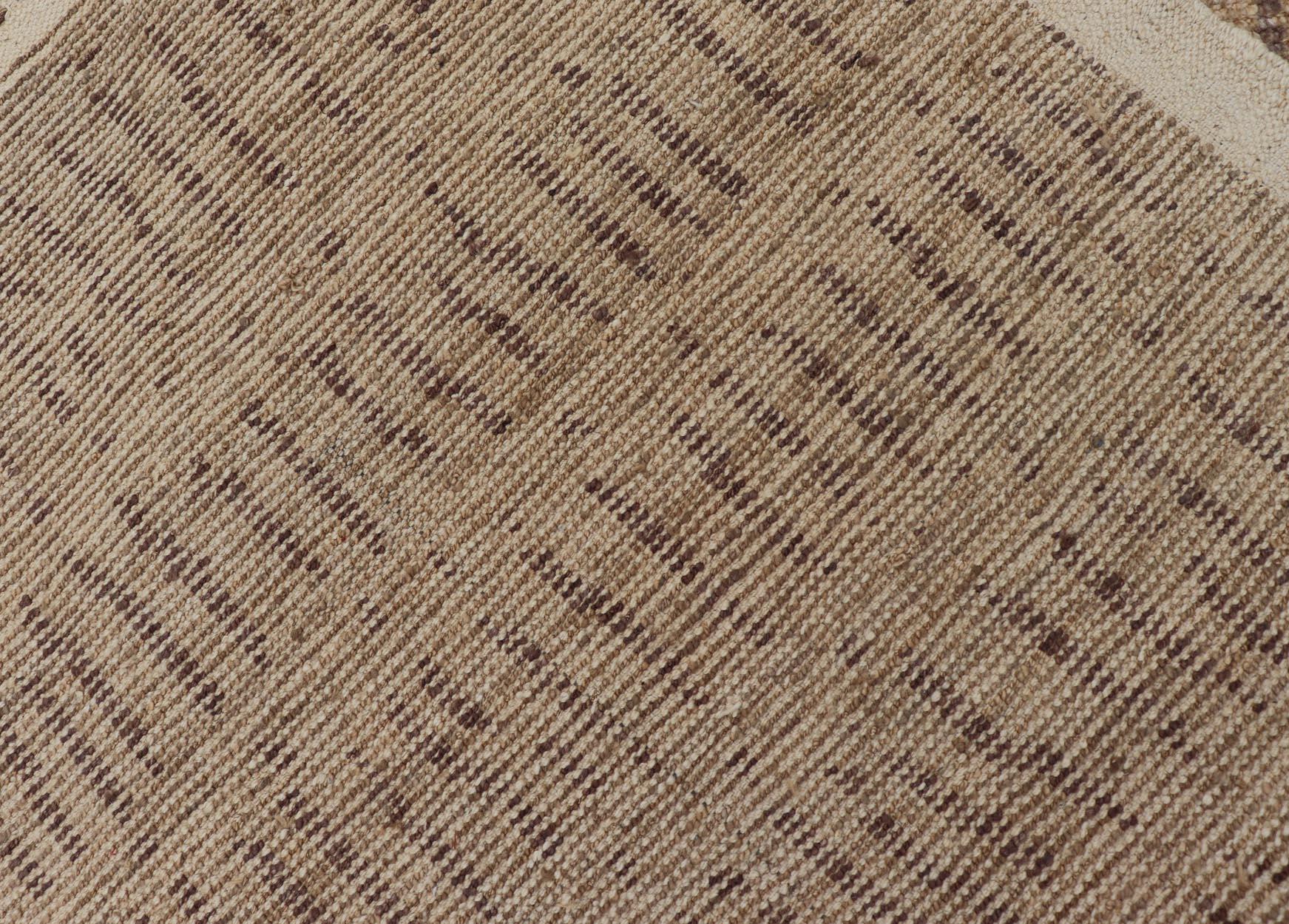 Annodato a mano Tappeto tribale moderno con caldo beige dorato e marrone tenue 3'1 x 12'2 in vendita