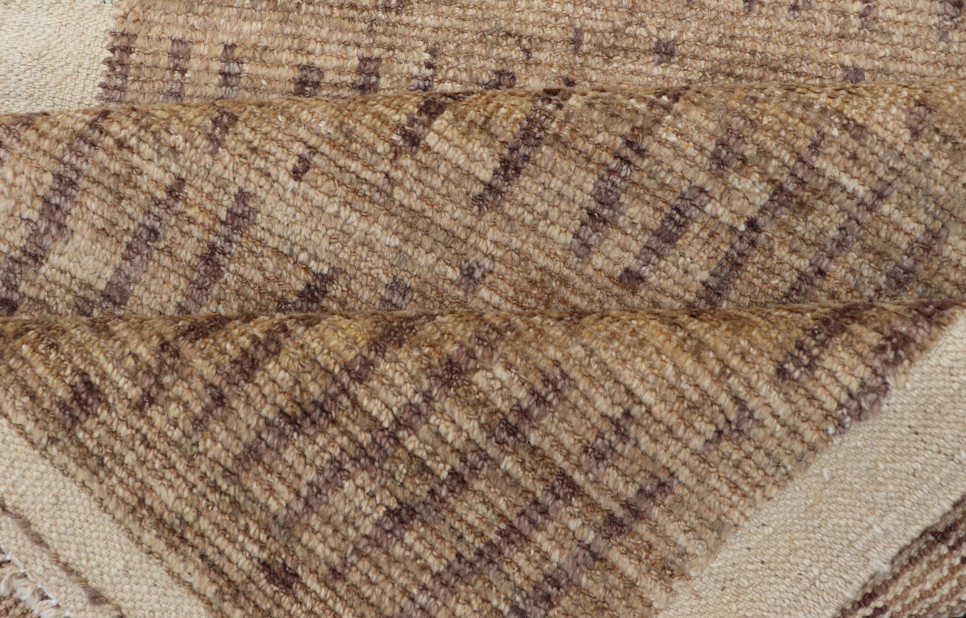 Tappeto tribale moderno con caldo beige dorato e marrone tenue 3'1 x 12'2 In condizioni Nuovo in vendita a Atlanta, GA