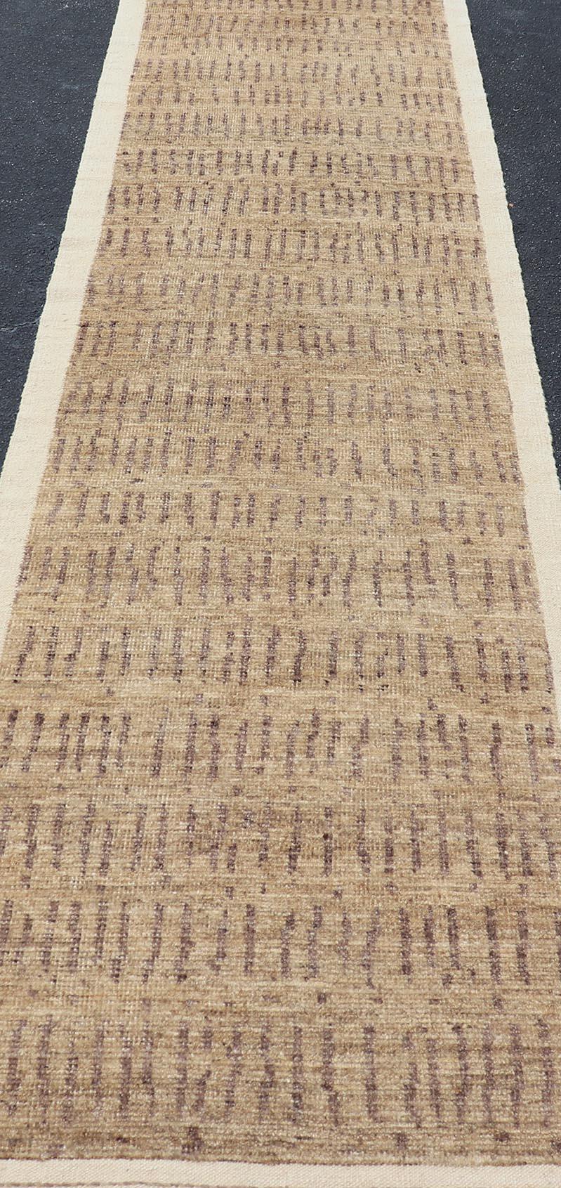XXI secolo e contemporaneo Tappeto tribale moderno con caldo beige dorato e marrone tenue 3'1 x 12'2 in vendita