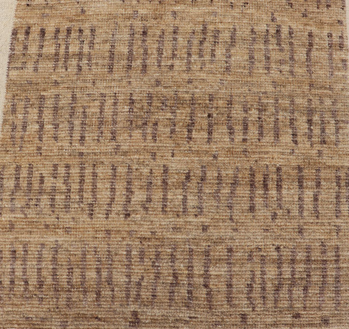 Lana Tappeto tribale moderno con caldo beige dorato e marrone tenue 3'1 x 12'2 in vendita