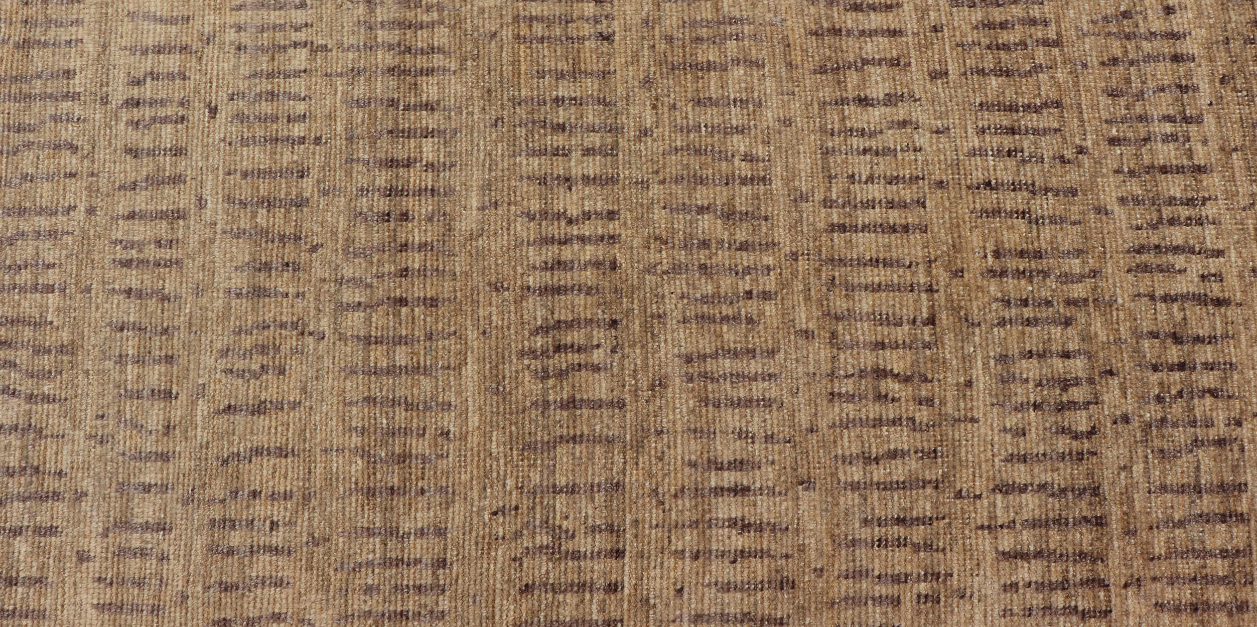 Tappeto tribale moderno con caldo beige dorato e marrone tenue 3'1 x 12'2 in vendita 1