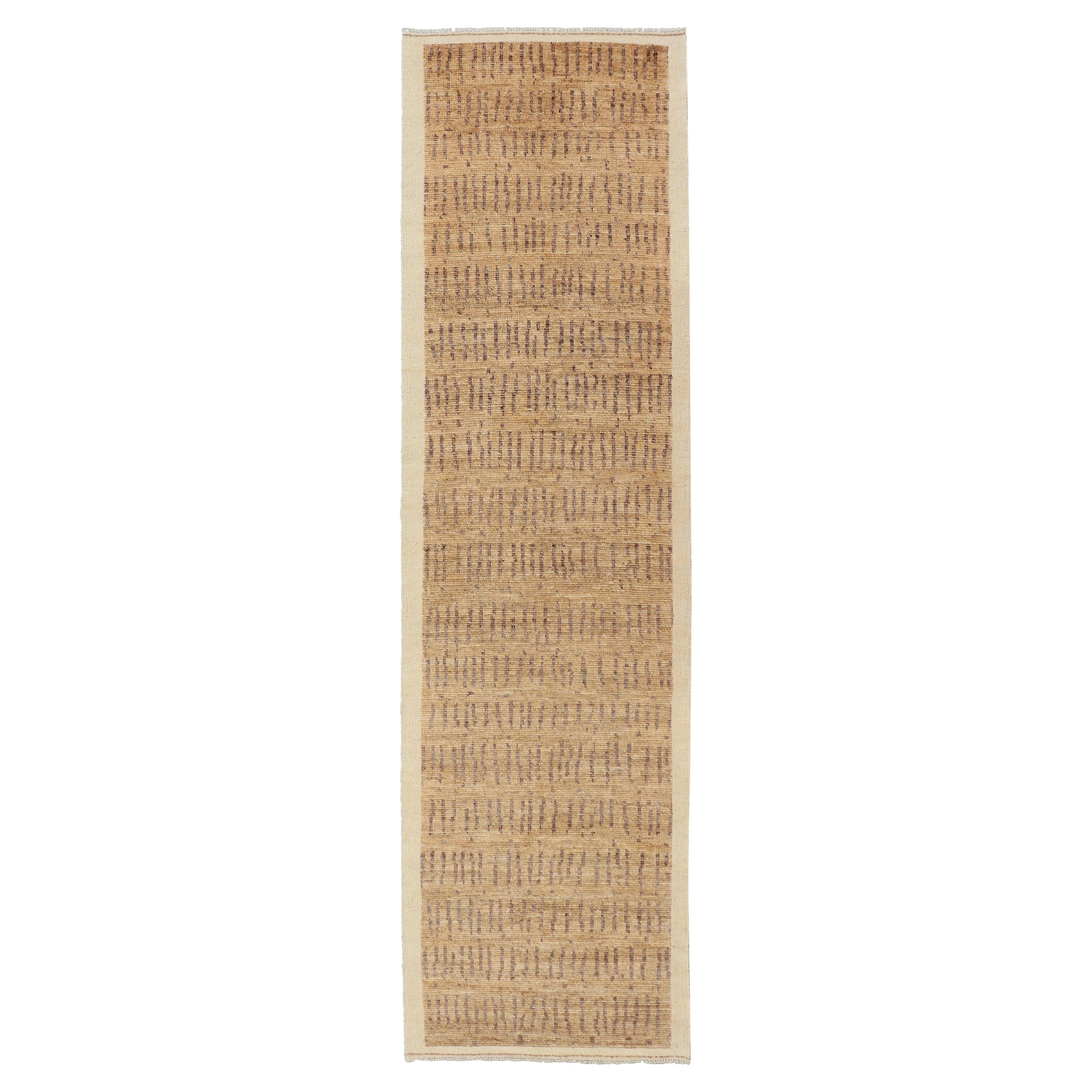 Tappeto tribale moderno con caldo beige dorato e marrone tenue 3'1 x 12'2