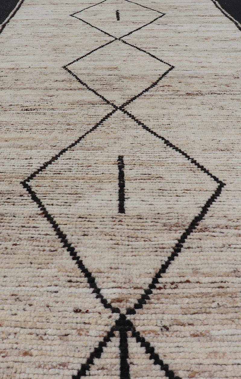 Tapis de course moderne et tribal  avec un design sub-géométrique en forme de diamant en crème et marron. Keivan Woven Arts, tapis SNK-2412, pays d'origine / type : Afghanistan / Modern Casual, circa Early-21th Century. 
Mesures : 3'4 x 9'6 
Ce