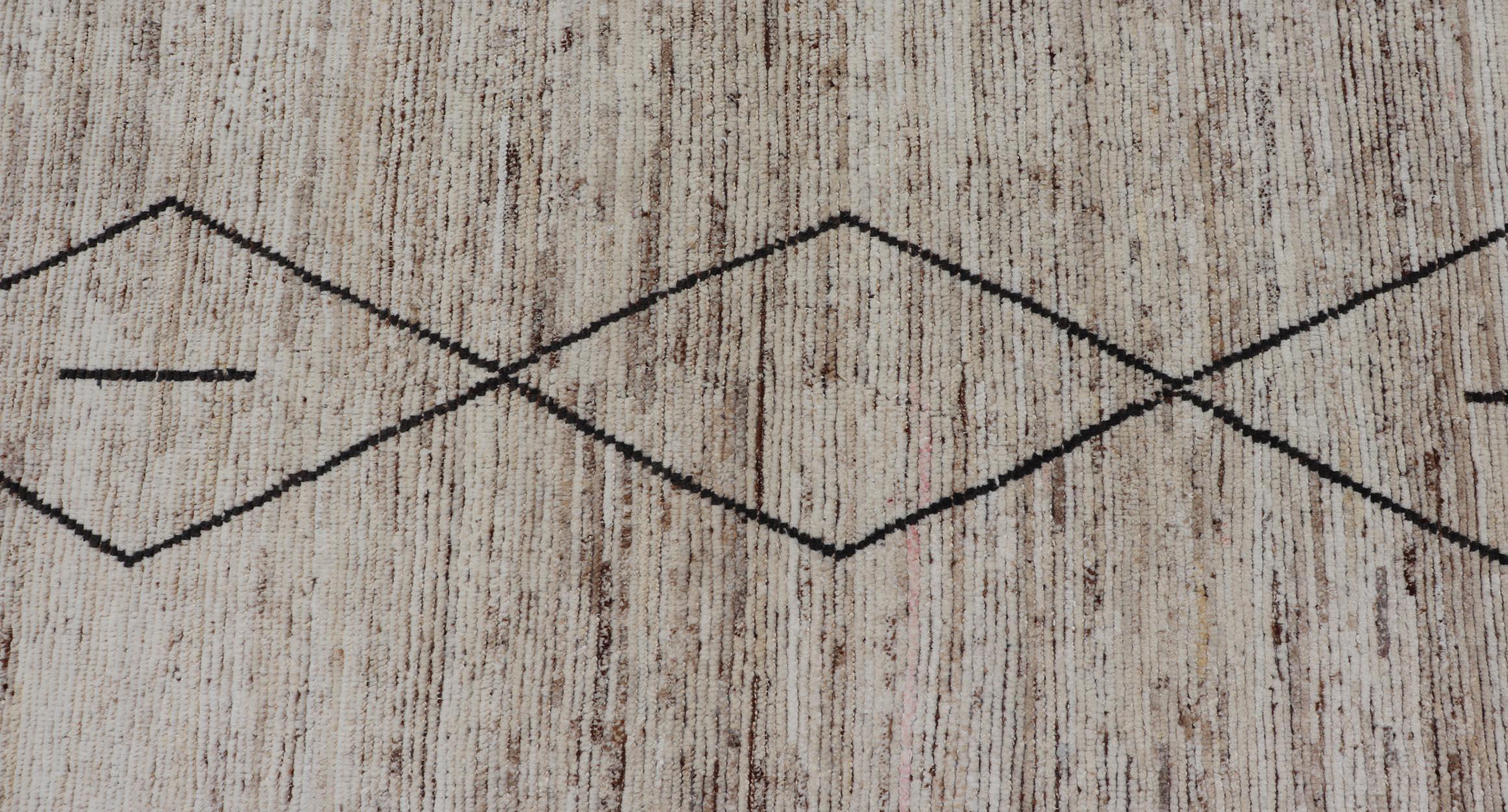 Moderne Tapis de course moderne et tribal  avec Sub-Geometric Diamond Design in Cream and Brown (motifs de diamants sub-géométriques en crème et en brun) en vente