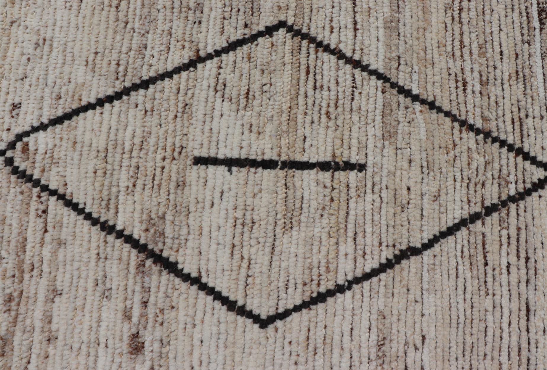 Annodato a mano Runner tribale moderno  con design a diamante sub-geometrico in crema e marrone in vendita