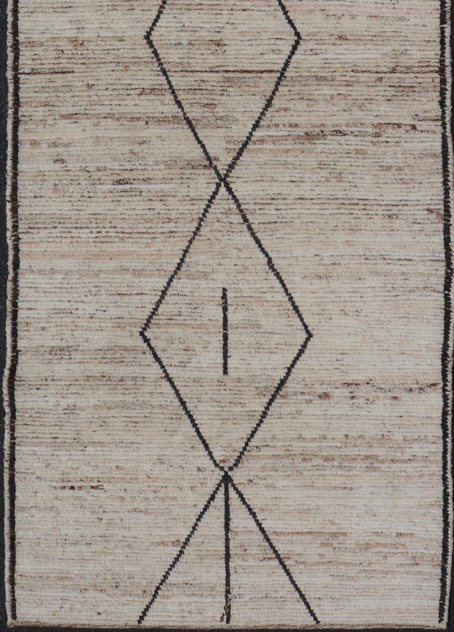 Laine Tapis de course moderne et tribal  avec Sub-Geometric Diamond Design in Cream and Brown (motifs de diamants sub-géométriques en crème et en brun) en vente