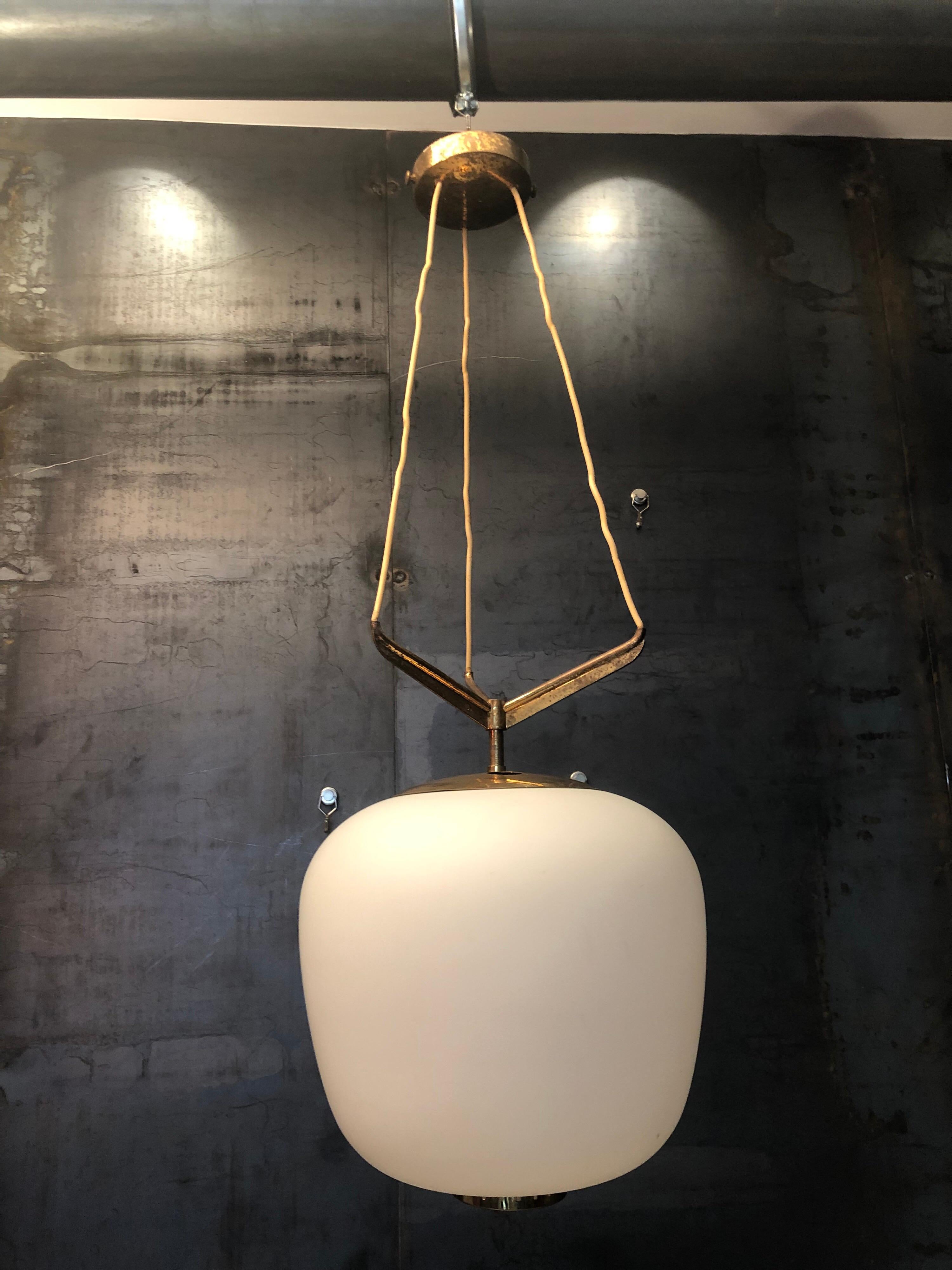 Great vintage conditions for this pendant light produced in Italy by Stilnovo Milano during the 1950s. This model is published in the Stilnovo vintage catalogue. There is the label too. Glass with no cracks or chips, brass parts with original patina