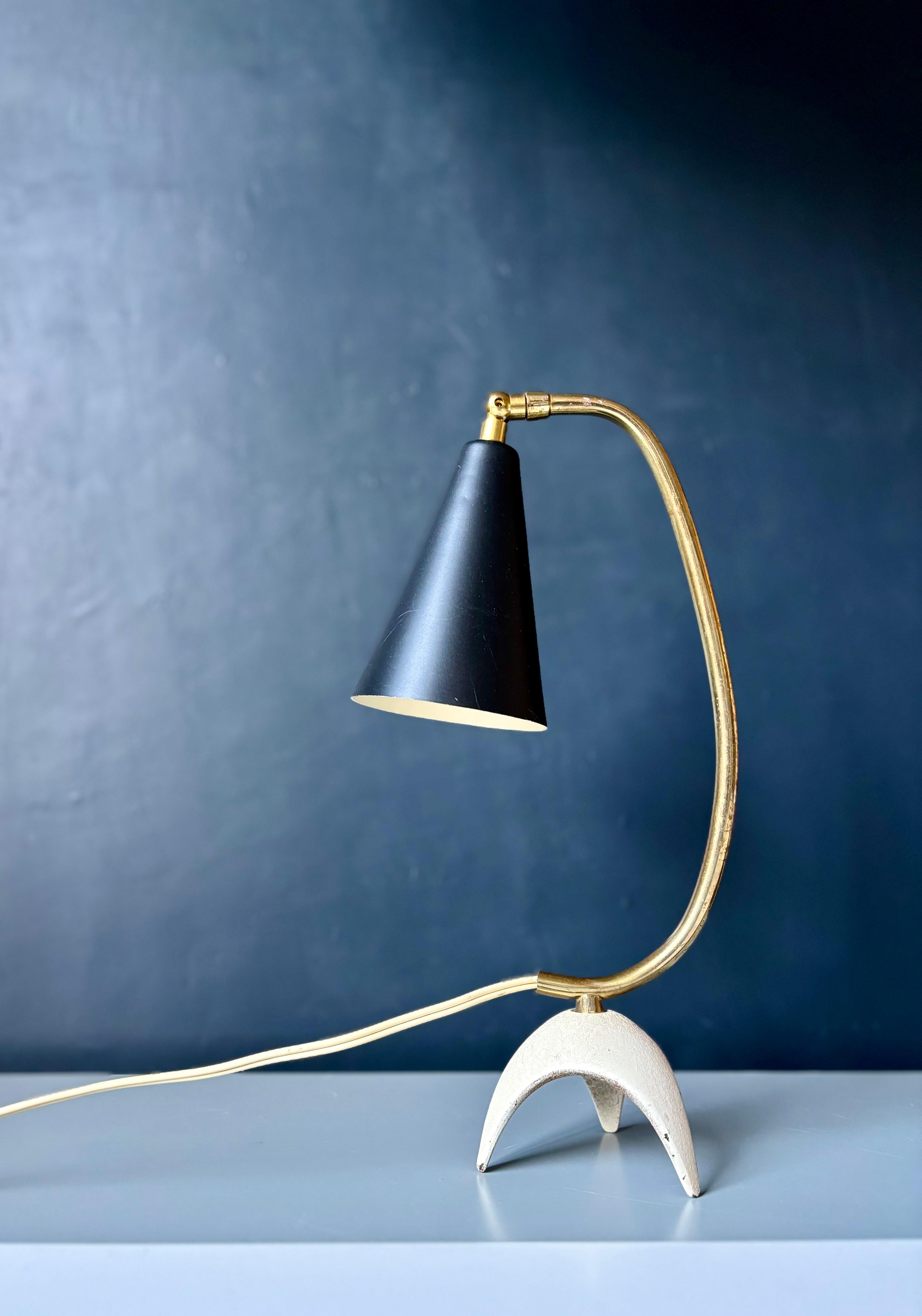 Lampe de table moderne tripode à abat-jour noir et monture en laiton, années 1950 en vente 3