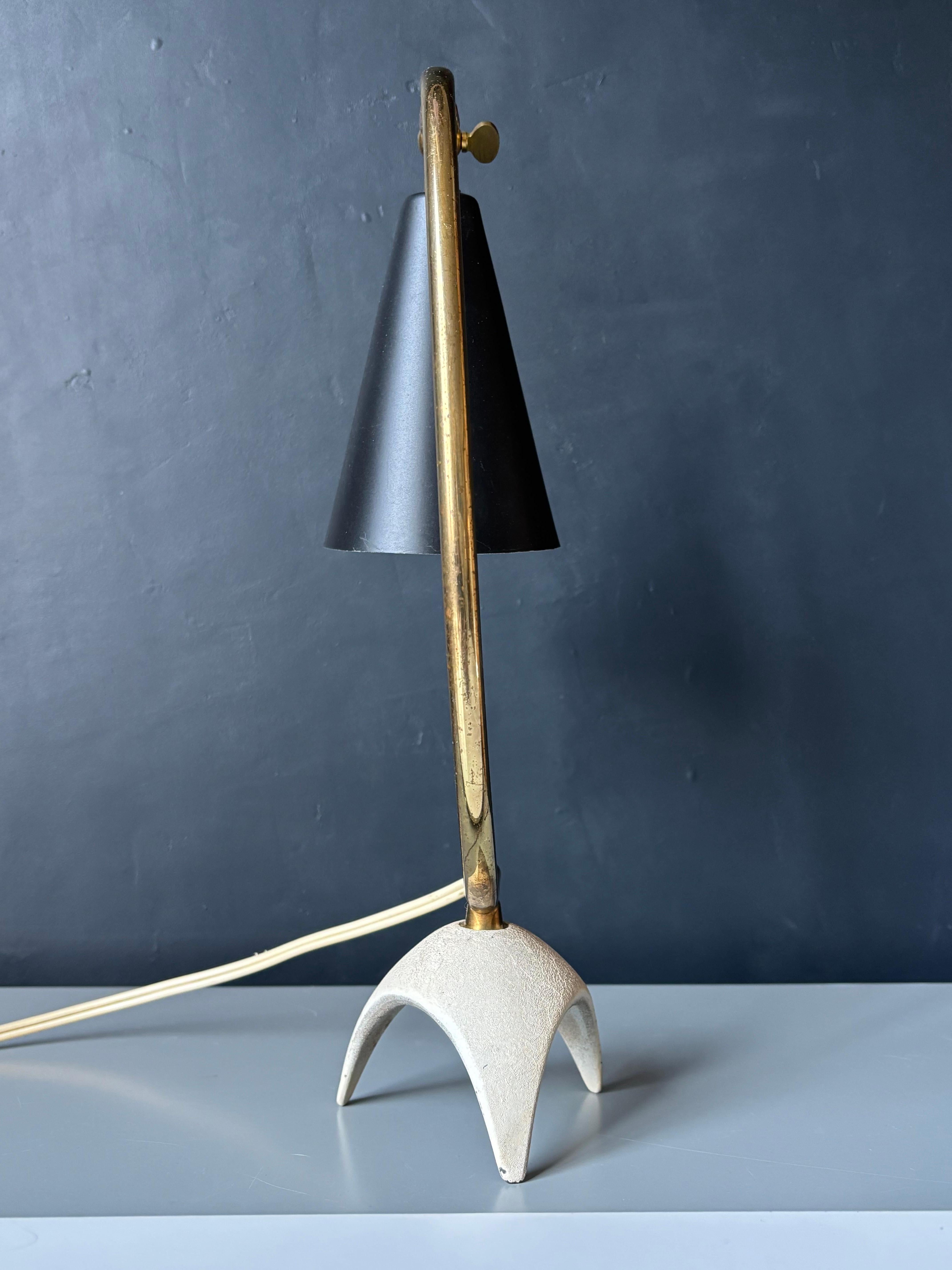 Européen Lampe de table moderne tripode à abat-jour noir et monture en laiton, années 1950 en vente