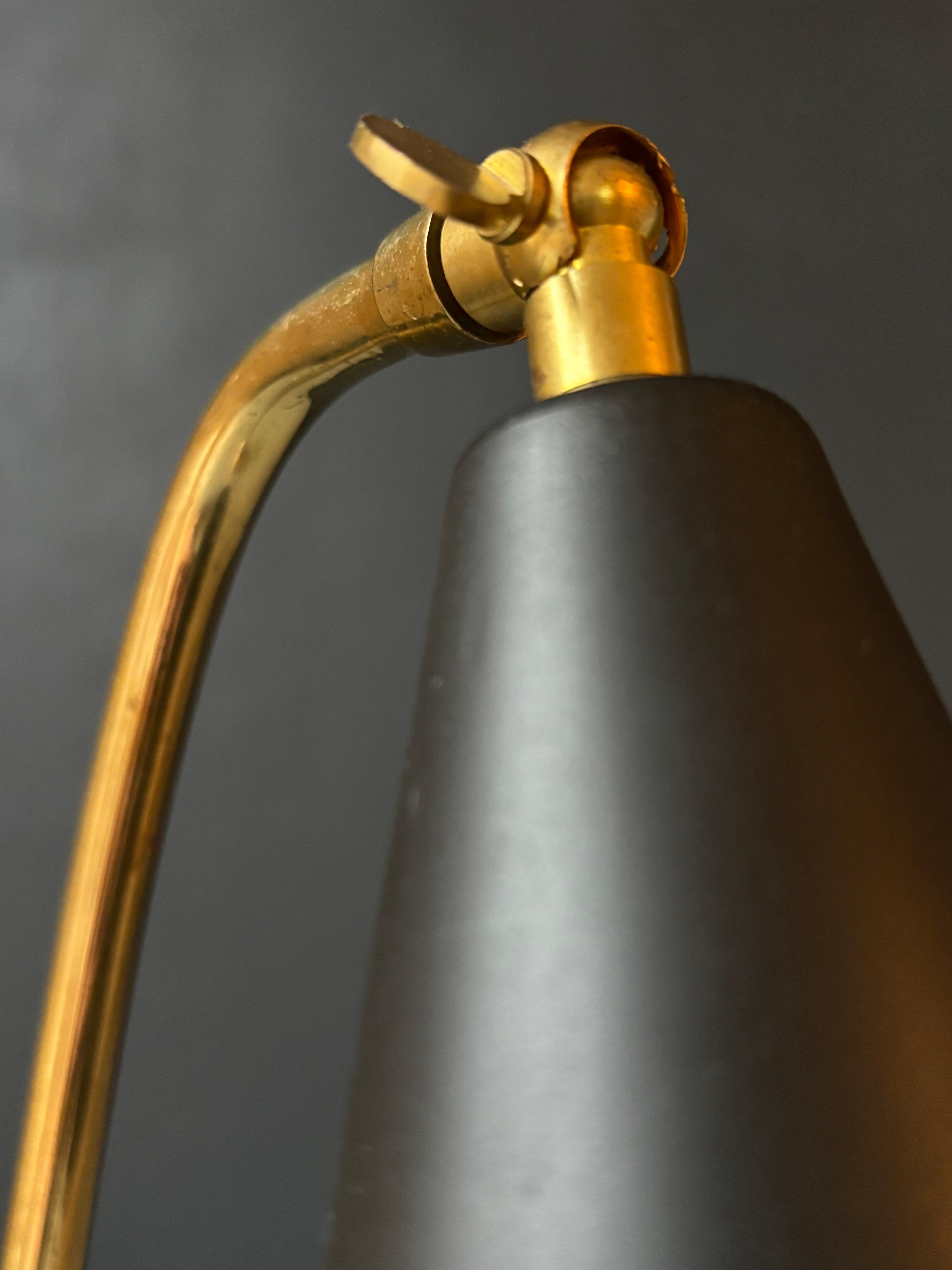 Fait main Lampe de table moderne tripode à abat-jour noir et monture en laiton, années 1950 en vente