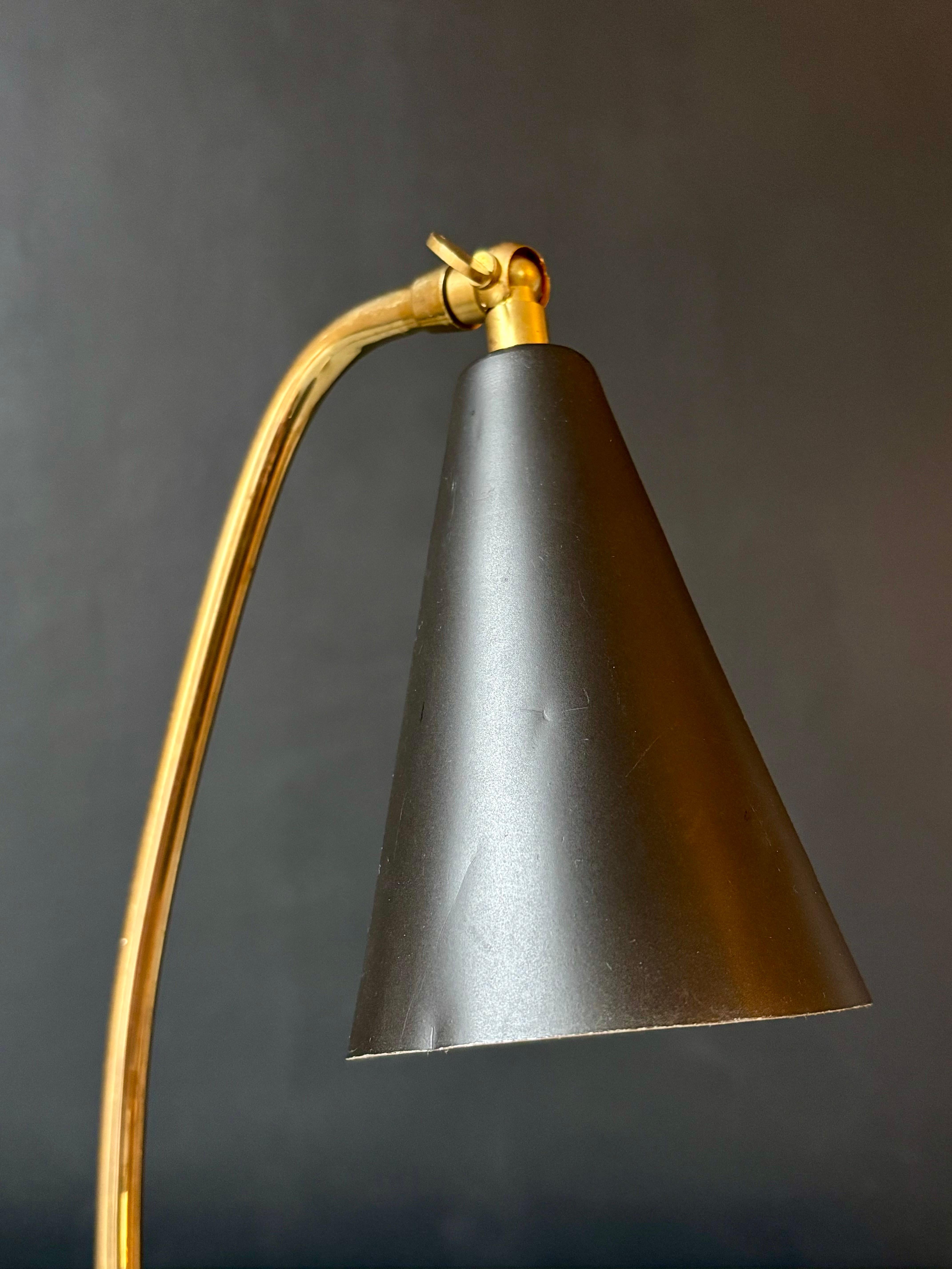 Lampe de table moderne tripode à abat-jour noir et monture en laiton, années 1950 Bon état - En vente à Copenhagen, DK