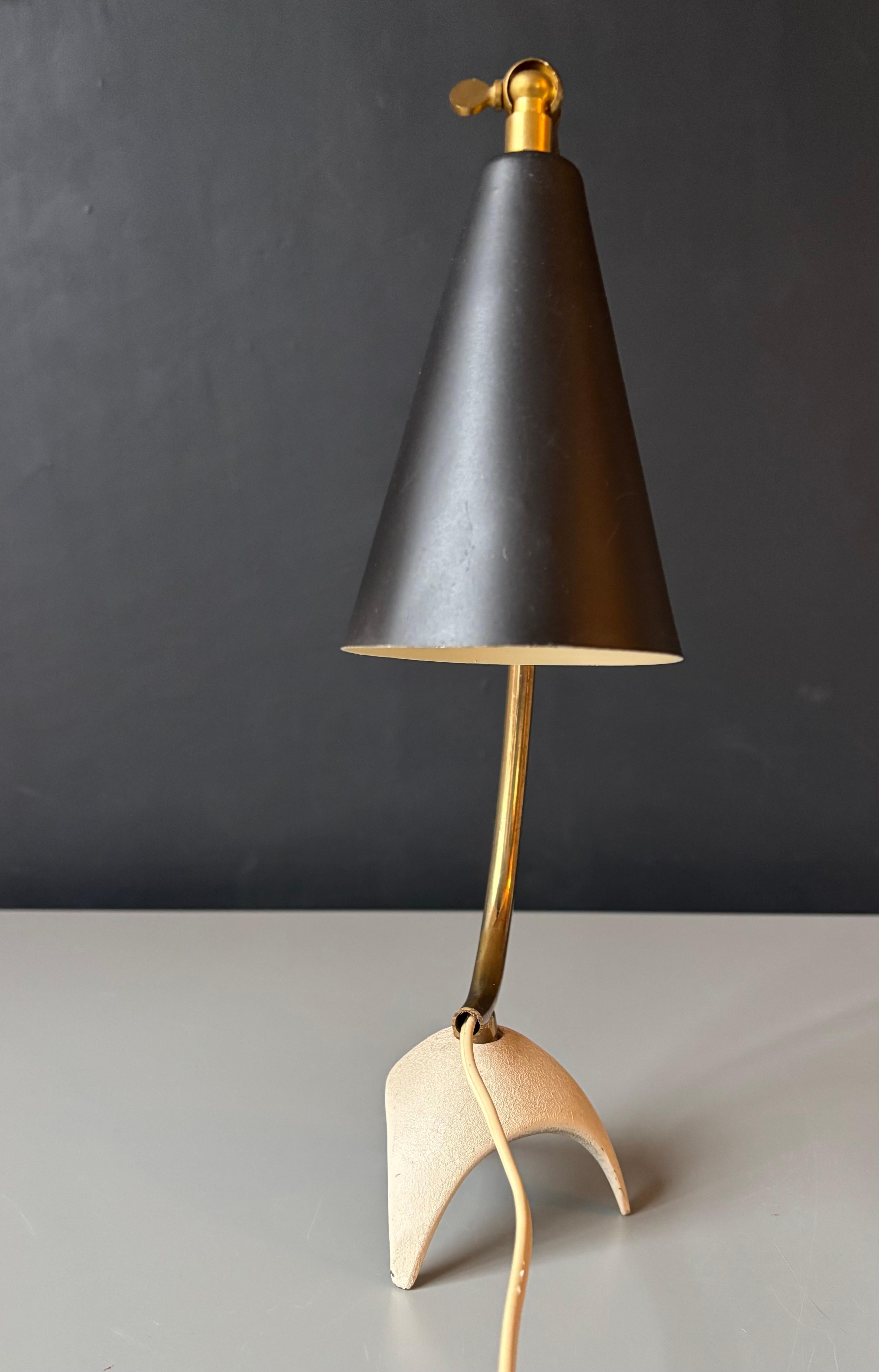 20ième siècle Lampe de table moderne tripode à abat-jour noir et monture en laiton, années 1950 en vente