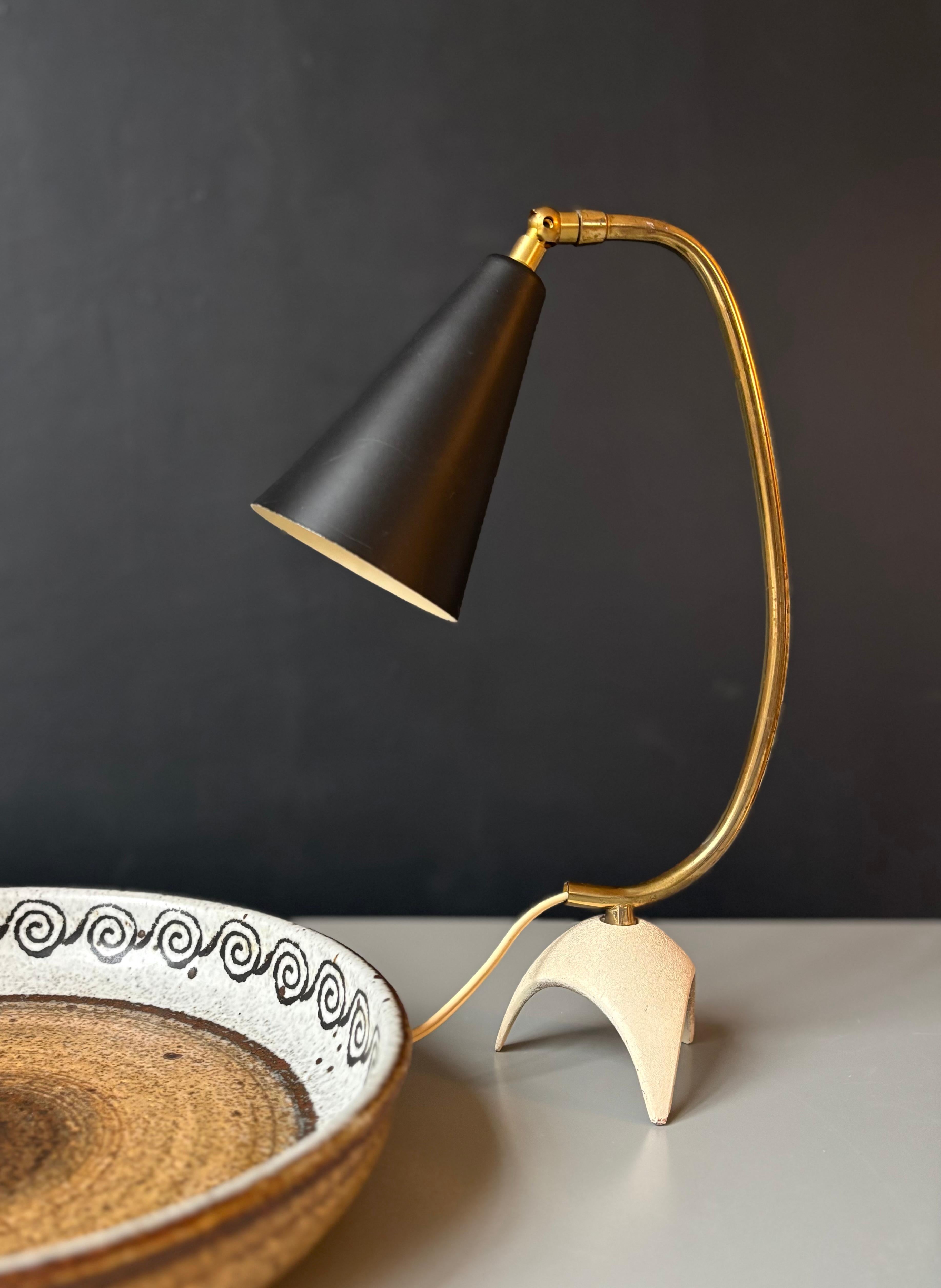 Métal Lampe de table moderne tripode à abat-jour noir et monture en laiton, années 1950 en vente