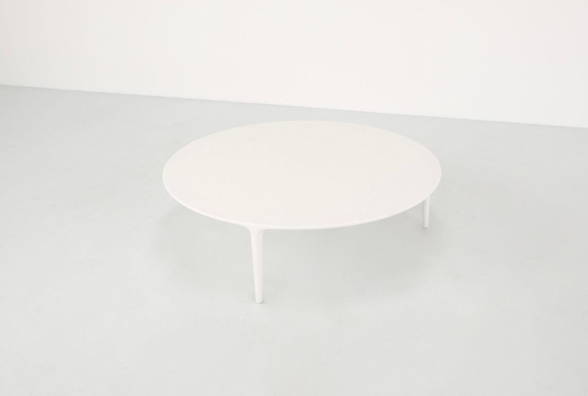 Tripod coffee table XXL One cast solid surface in mineral resin, mass dyed designed by Wolfgang Bregentzer in Belgium.