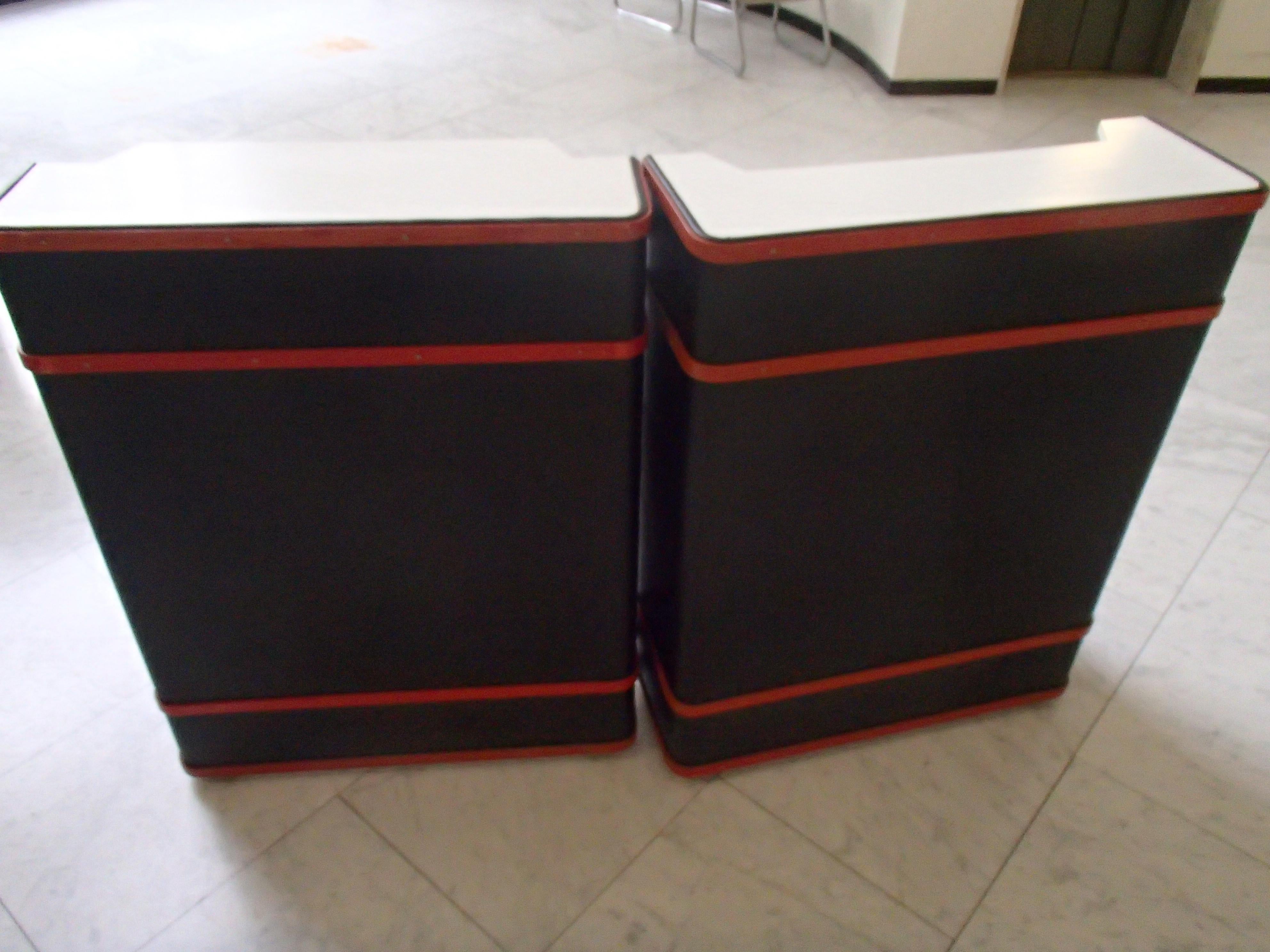 Modern Trunk Bar Black and Red with Sink Inside on Wheels For Sale 1