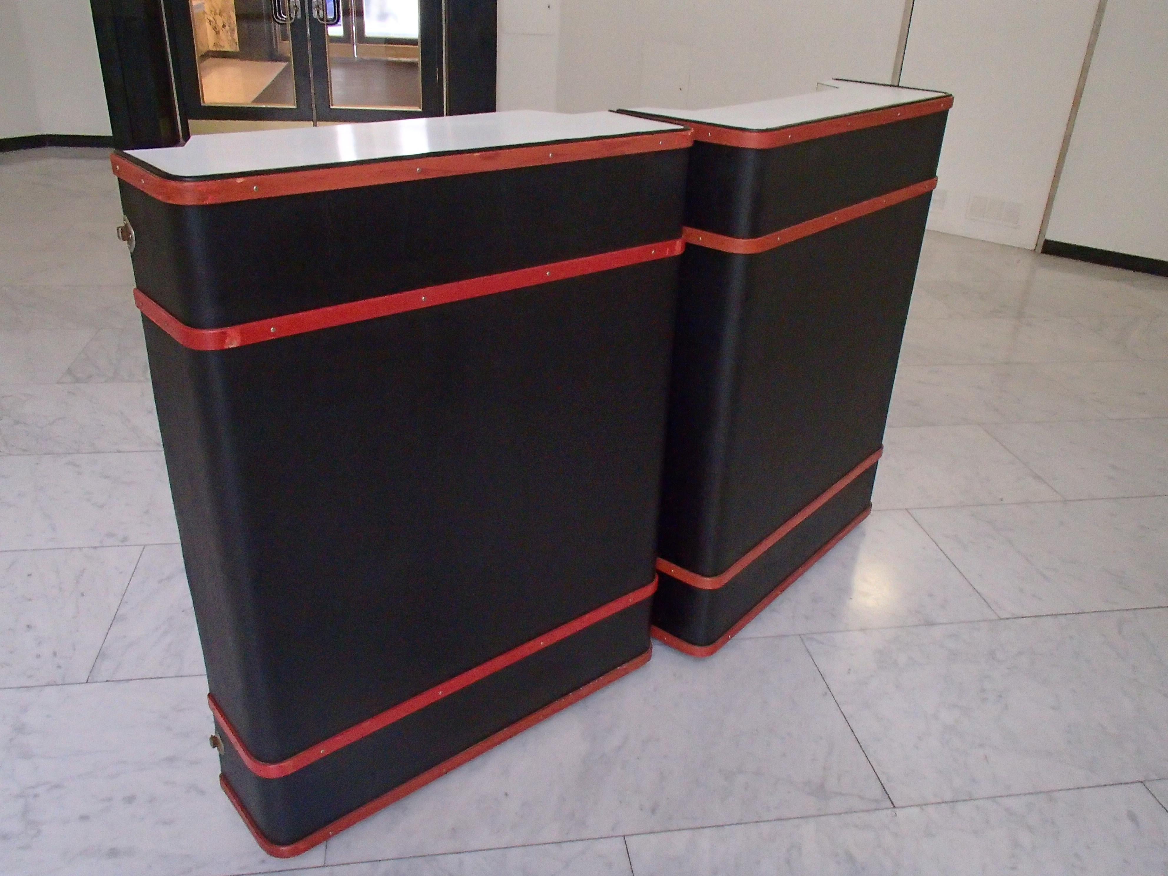 Modern Trunk Bar Black and Red with Sink Inside on Wheels For Sale 2