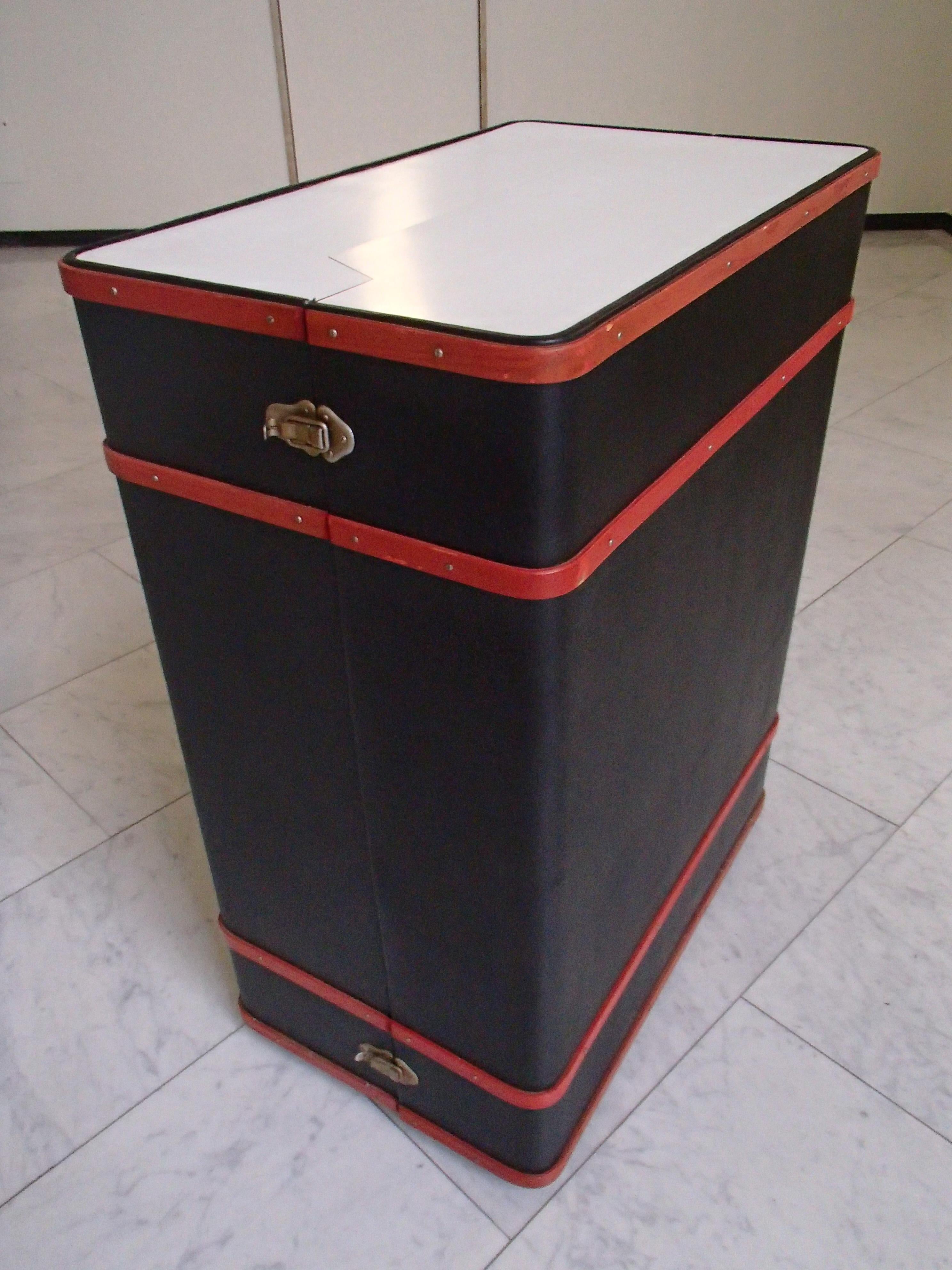 Modern Trunk Bar Black and Red with Sink Inside on Wheels For Sale 4
