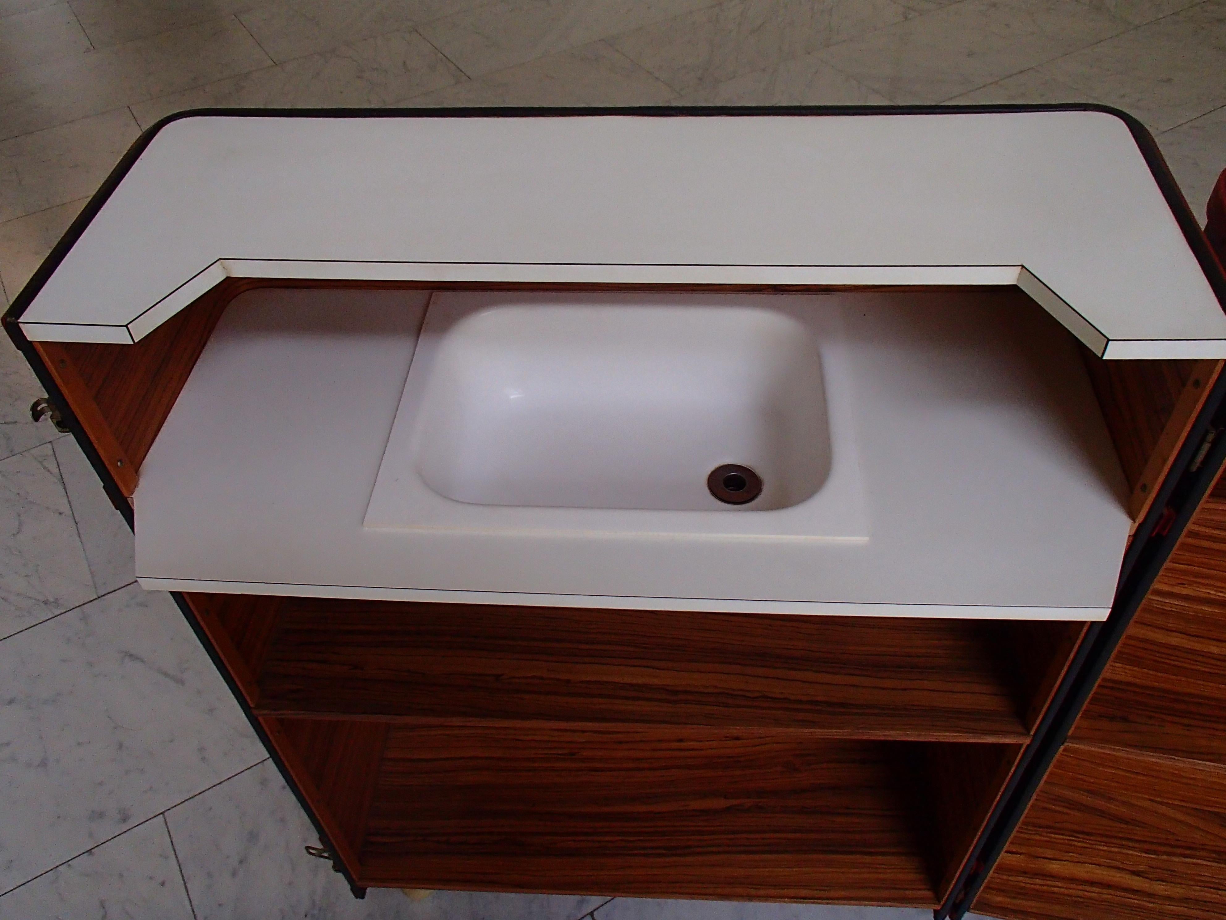 Modern Trunk Bar Black and Red with Sink Inside on Wheels In Good Condition For Sale In Schöfflisdorf, CH