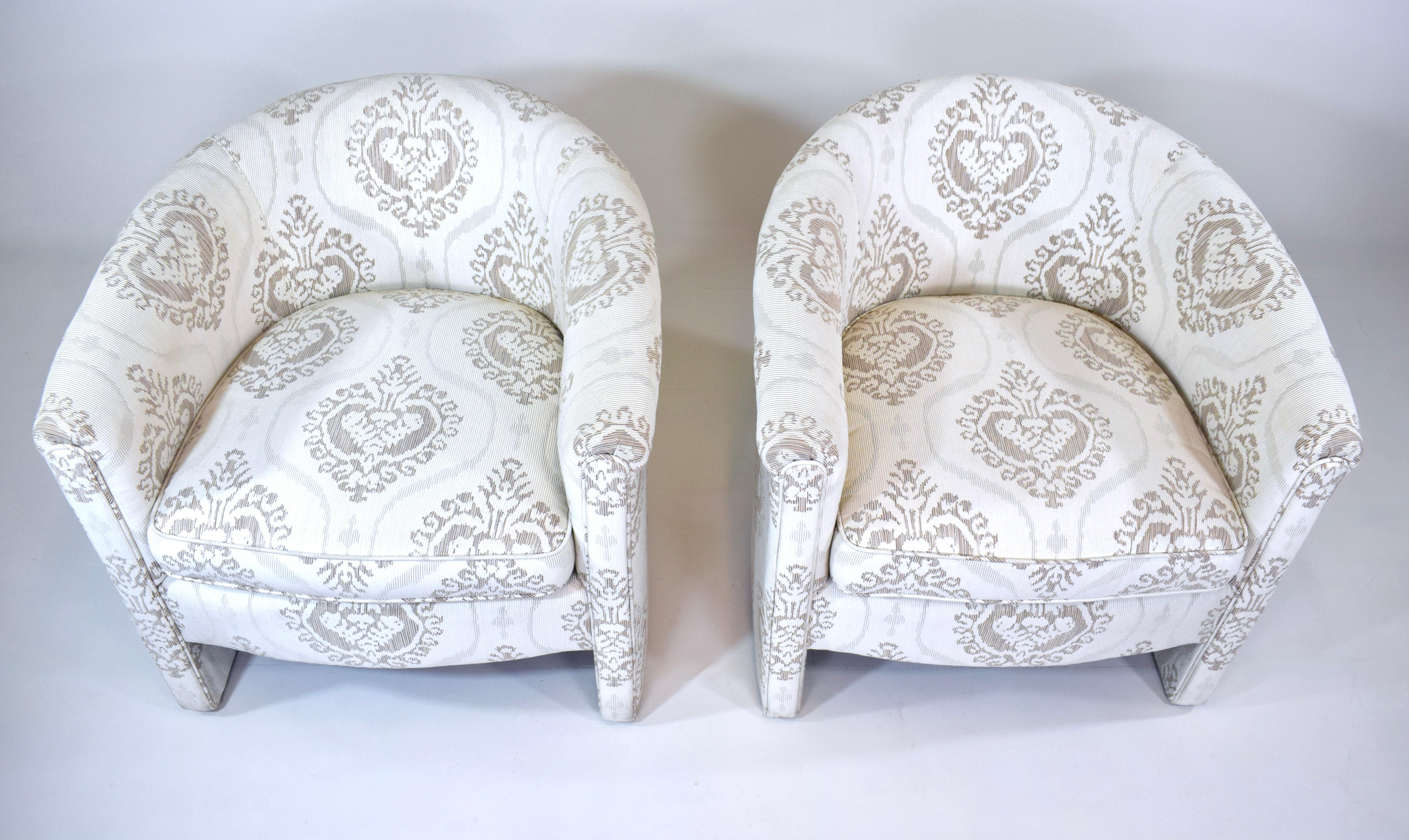 Squisita coppia di sedie club a vasca moderne personalizzate con elementi di design distinti, come negli esempi di sedie a vasca moderne Giorgio Armani Casa Andromeda.  Produzione postmoderna personalizzata con interni in legno massiccio; New York