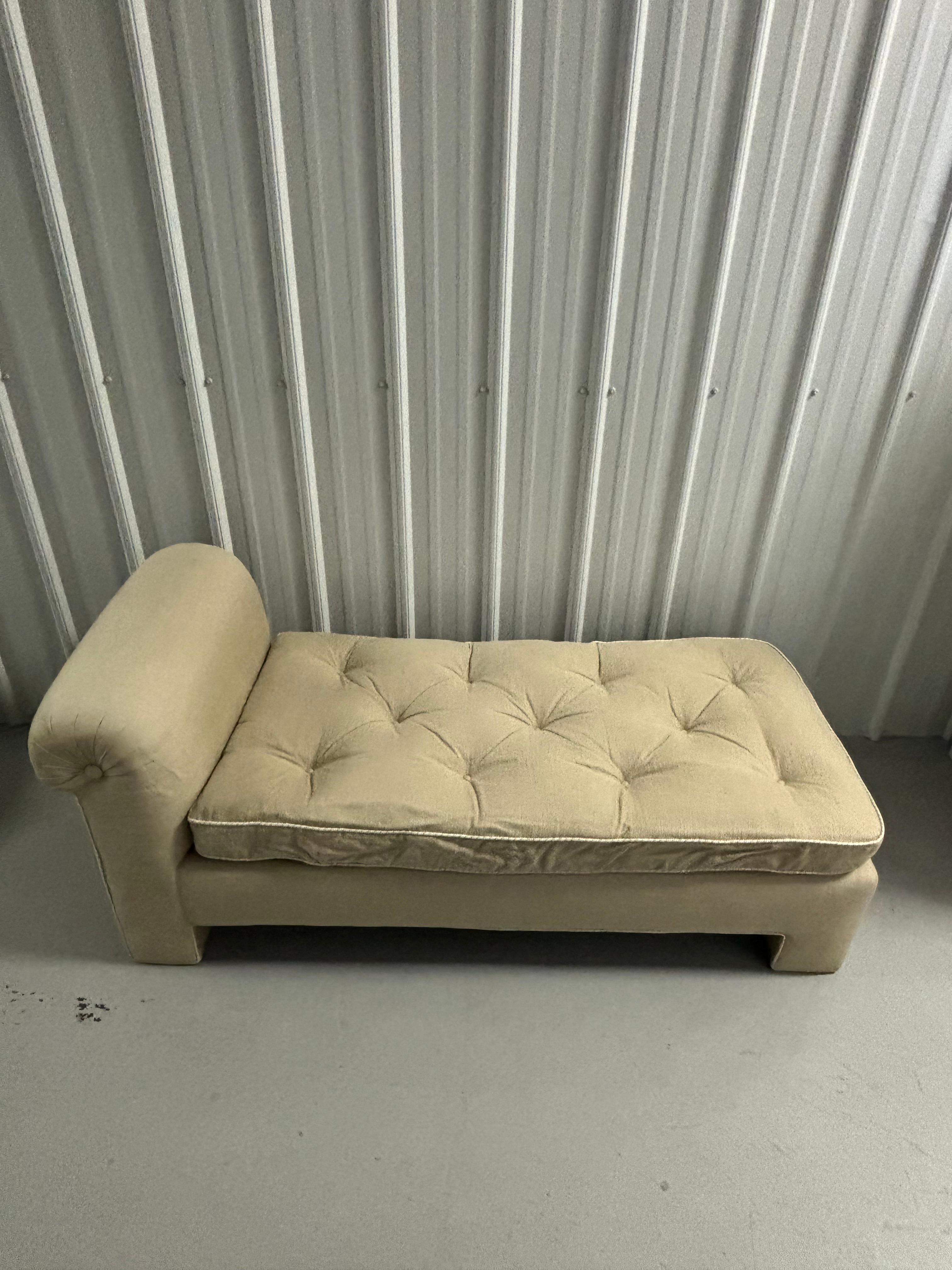 Moderne gepolsterte Chaiselongue aus getuftetem, beigefarbenem Leinen, von de Angelis im Angebot 4
