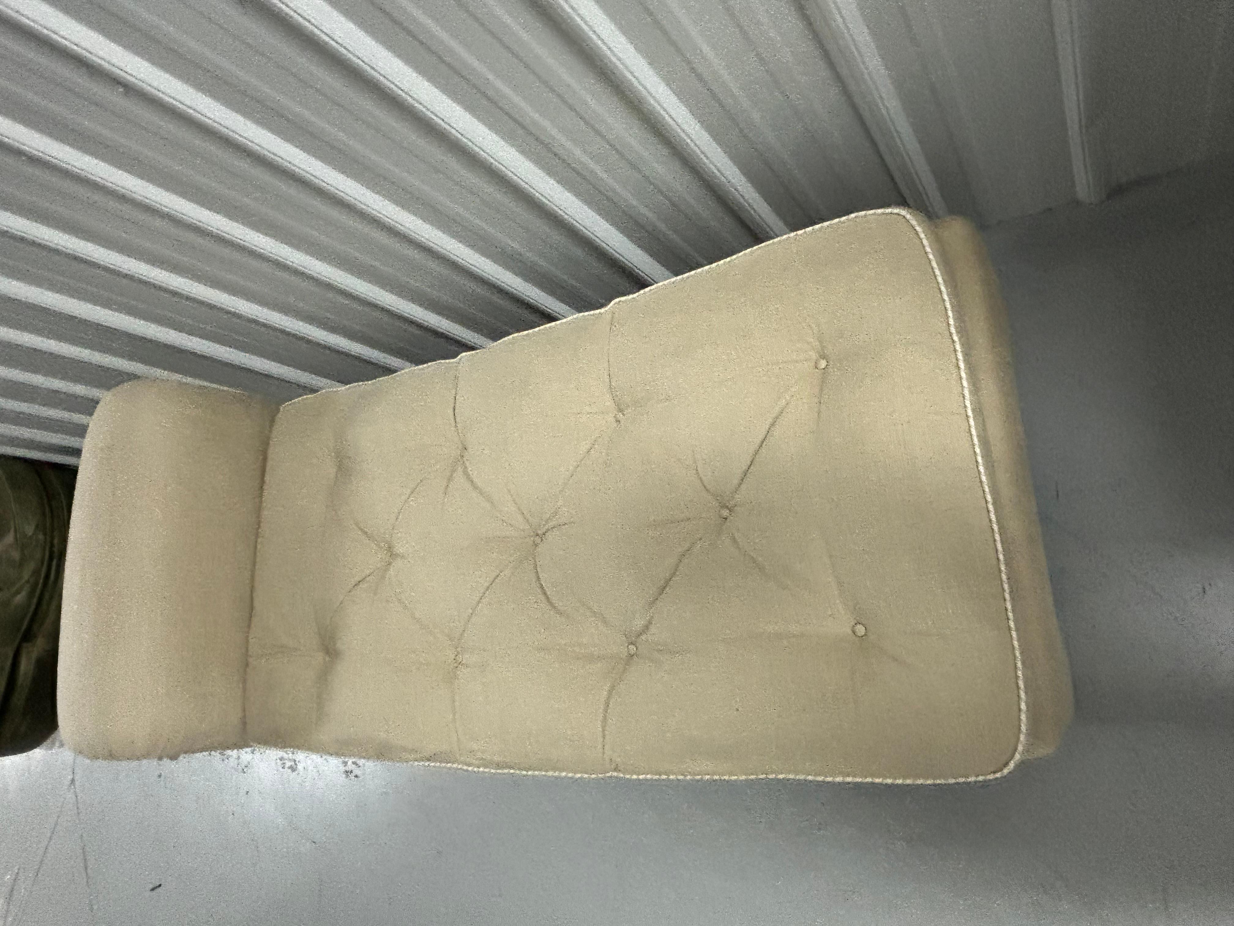 Moderne gepolsterte Chaiselongue aus getuftetem, beigefarbenem Leinen, von de Angelis im Angebot 5