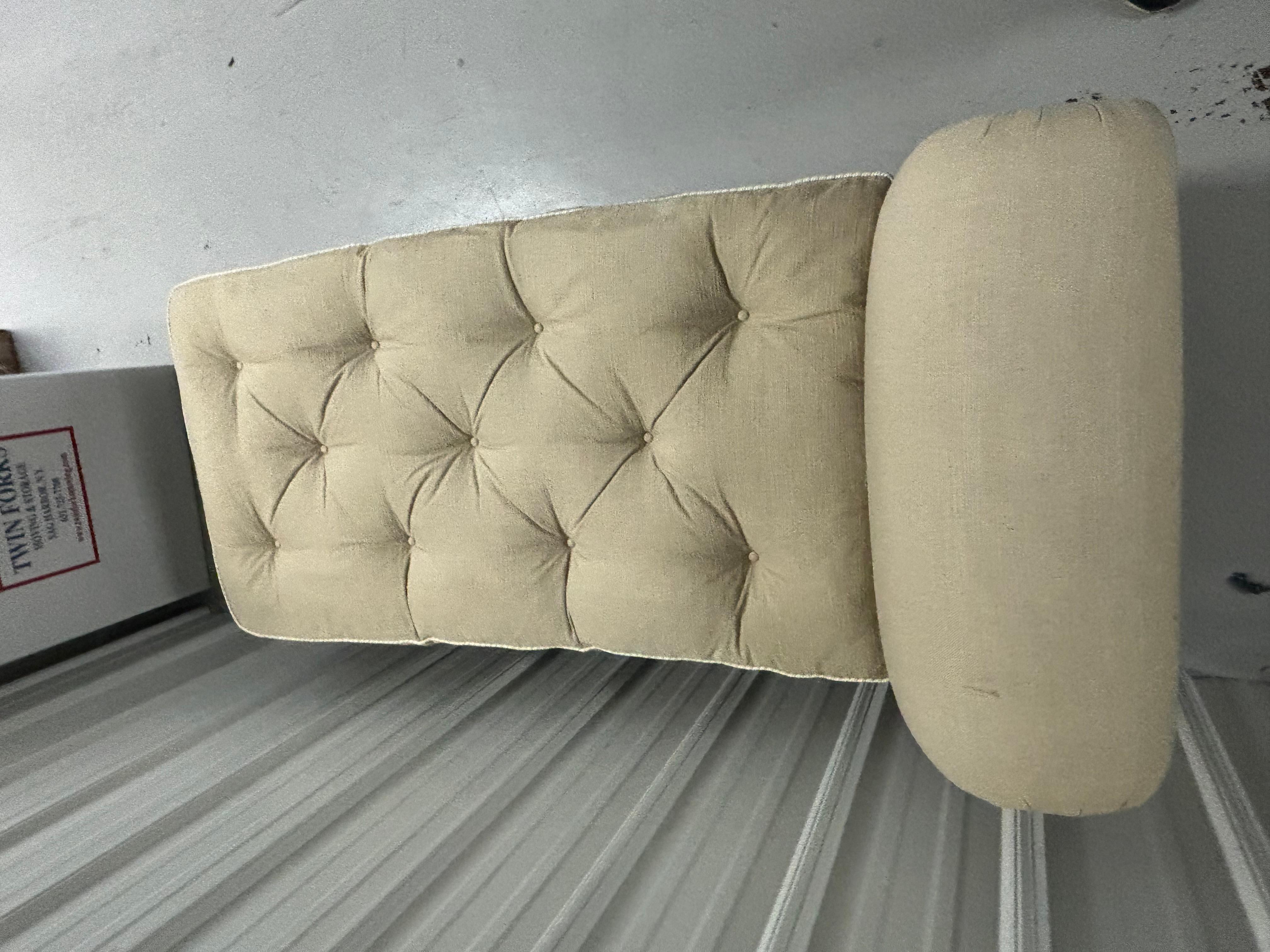 Moderne gepolsterte Chaiselongue aus getuftetem, beigefarbenem Leinen, von de Angelis im Angebot 6