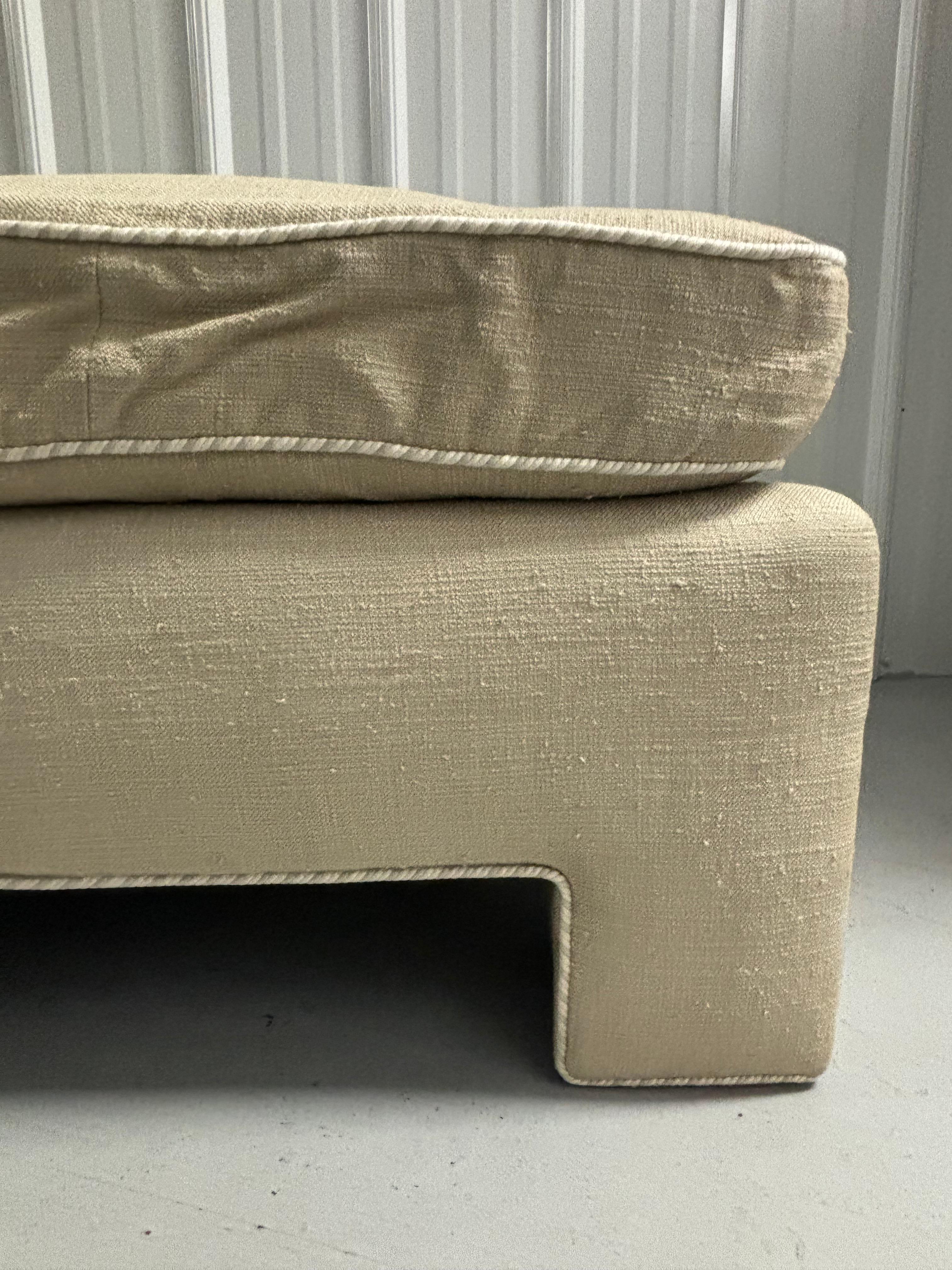 Moderne gepolsterte Chaiselongue aus getuftetem, beigefarbenem Leinen, von de Angelis im Angebot 7