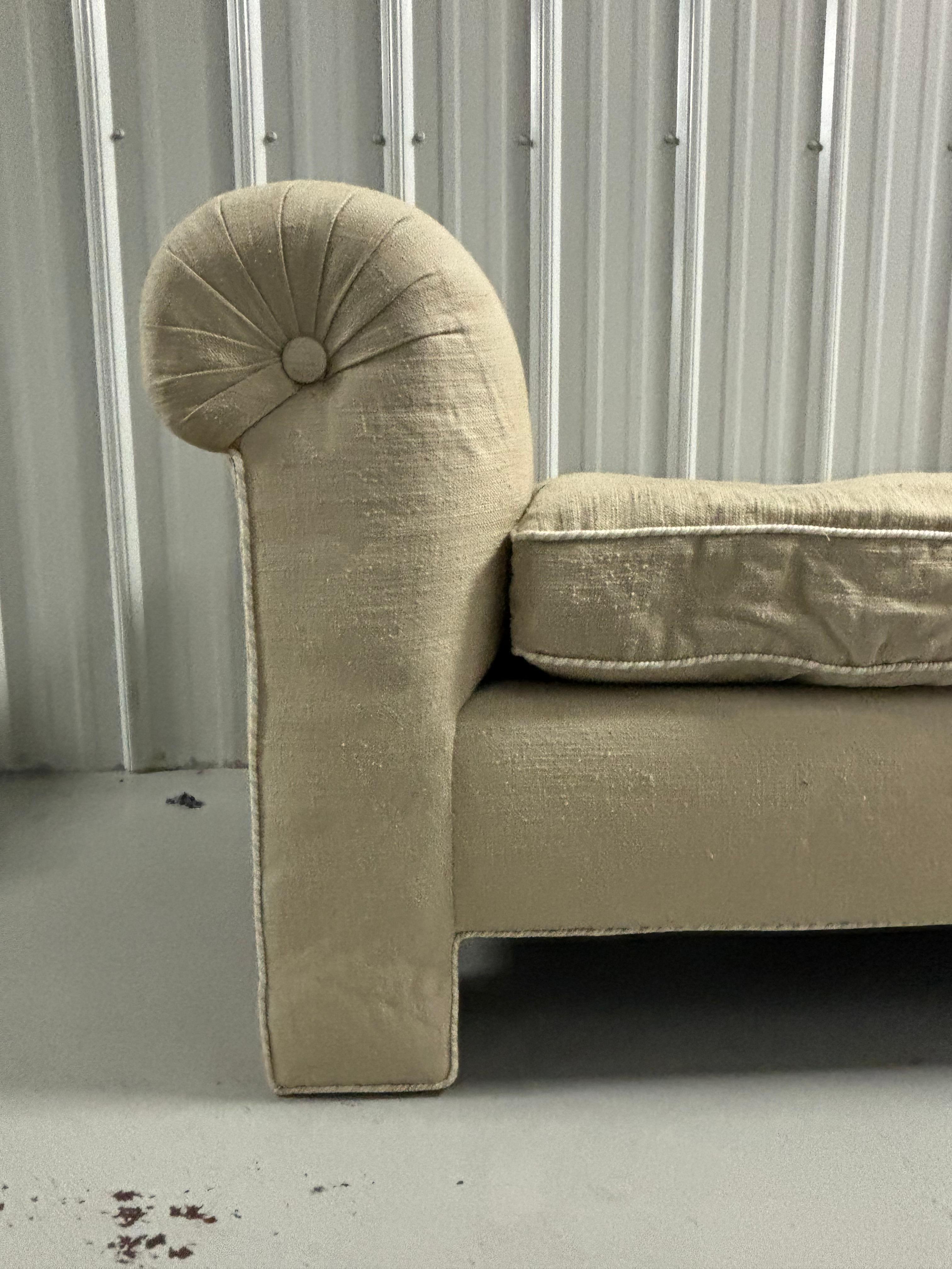 Moderne gepolsterte Chaiselongue aus getuftetem, beigefarbenem Leinen, von de Angelis im Angebot 8