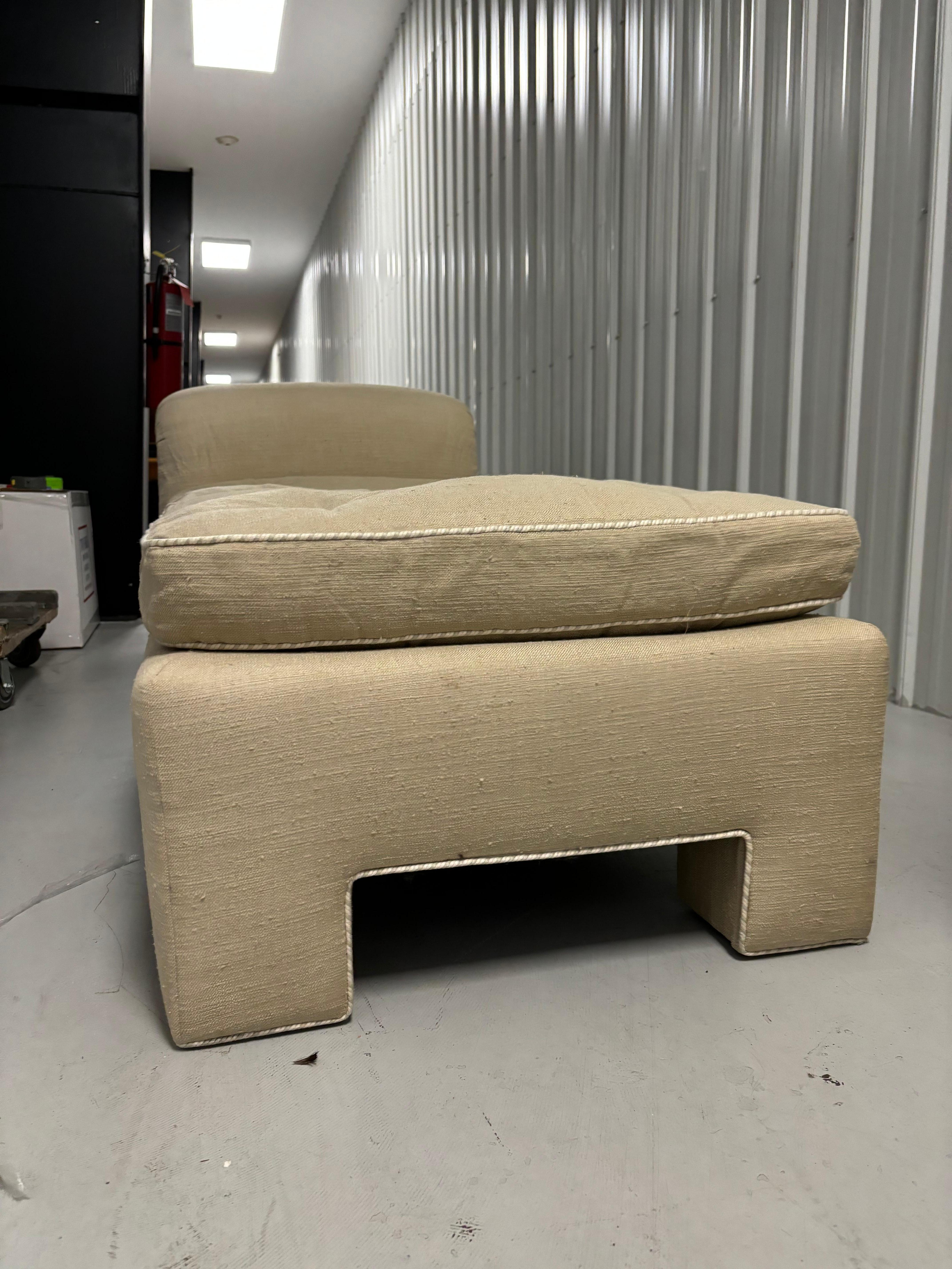 Moderne gepolsterte Chaiselongue aus getuftetem, beigefarbenem Leinen, von de Angelis im Angebot 9