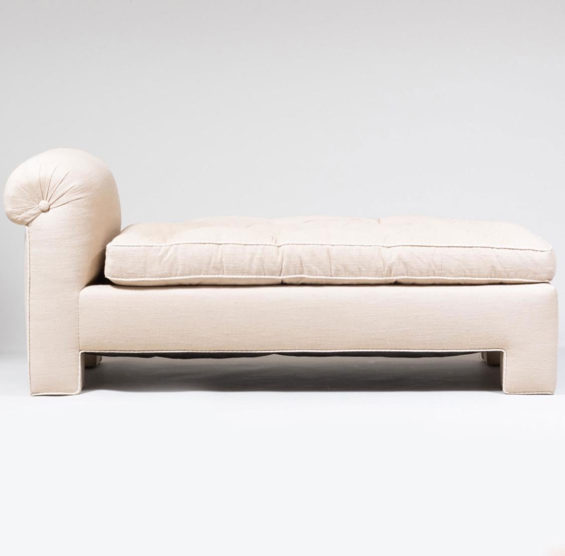 Moderne gepolsterte Chaiselongue aus getuftetem, beigefarbenem Leinen, von de Angelis
Vintage Chaiselongue mit Rollenarm und getuftetem Kissen. Der neutrale beigefarbene Stoff und das understated.design passen zu einer Vielzahl von