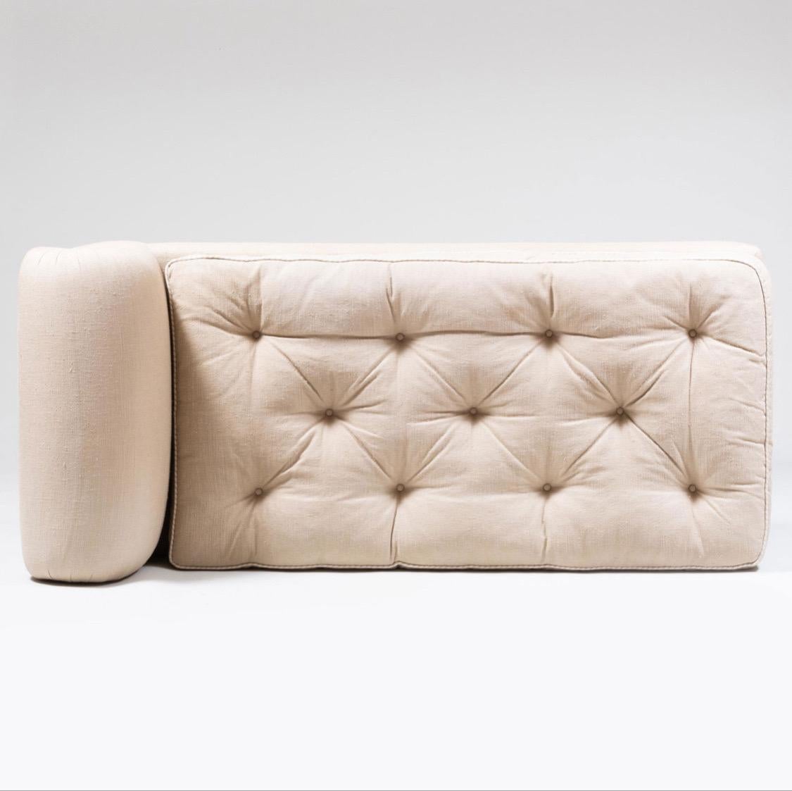 Moderne gepolsterte Chaiselongue aus getuftetem, beigefarbenem Leinen, von de Angelis (amerikanisch) im Angebot