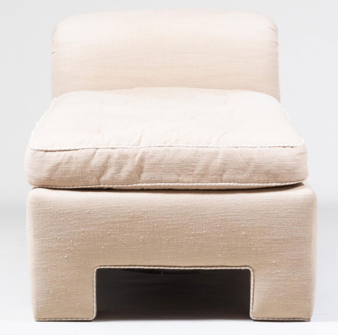 Moderne gepolsterte Chaiselongue aus getuftetem, beigefarbenem Leinen, von de Angelis (20. Jahrhundert) im Angebot