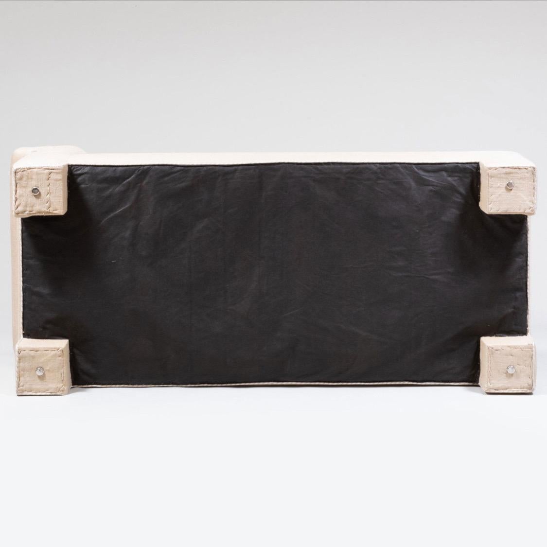 Moderne gepolsterte Chaiselongue aus getuftetem, beigefarbenem Leinen, von de Angelis (Stoff) im Angebot