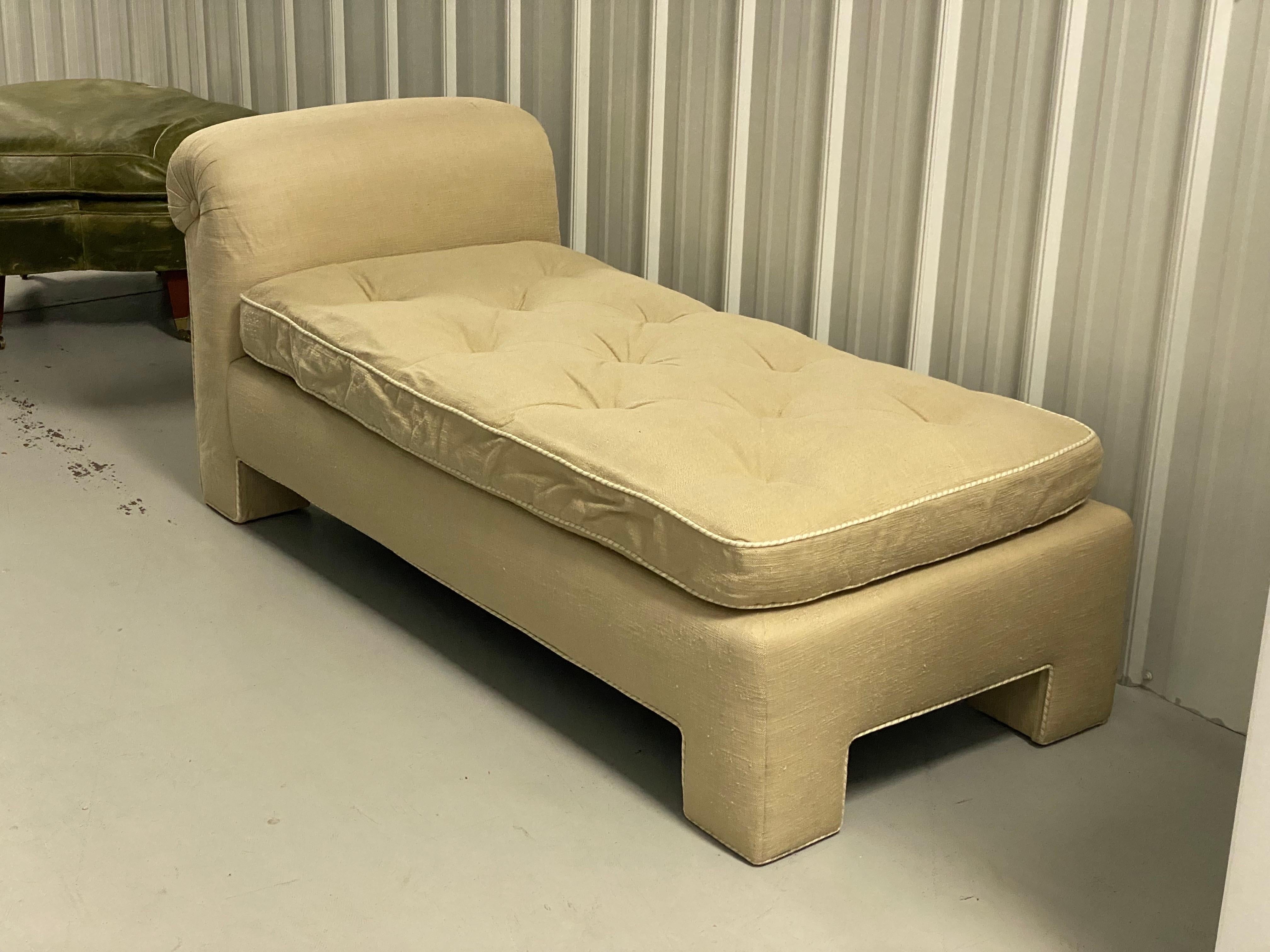 Moderne gepolsterte Chaiselongue aus getuftetem, beigefarbenem Leinen, von de Angelis im Angebot 2