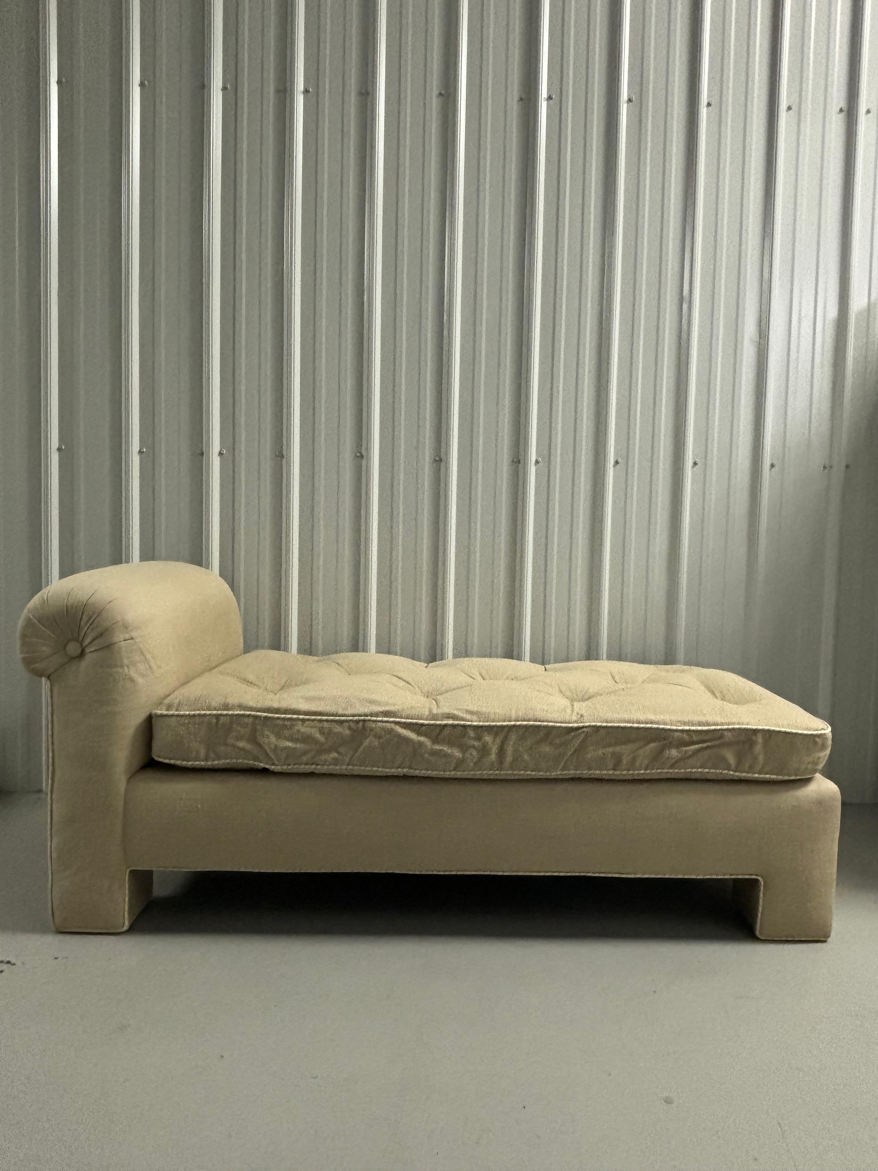 Moderne gepolsterte Chaiselongue aus getuftetem, beigefarbenem Leinen, von de Angelis im Angebot 3