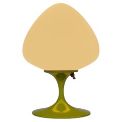 Lampe de table ou lampe de bureau moderne Tulip en vert avocat par Designline